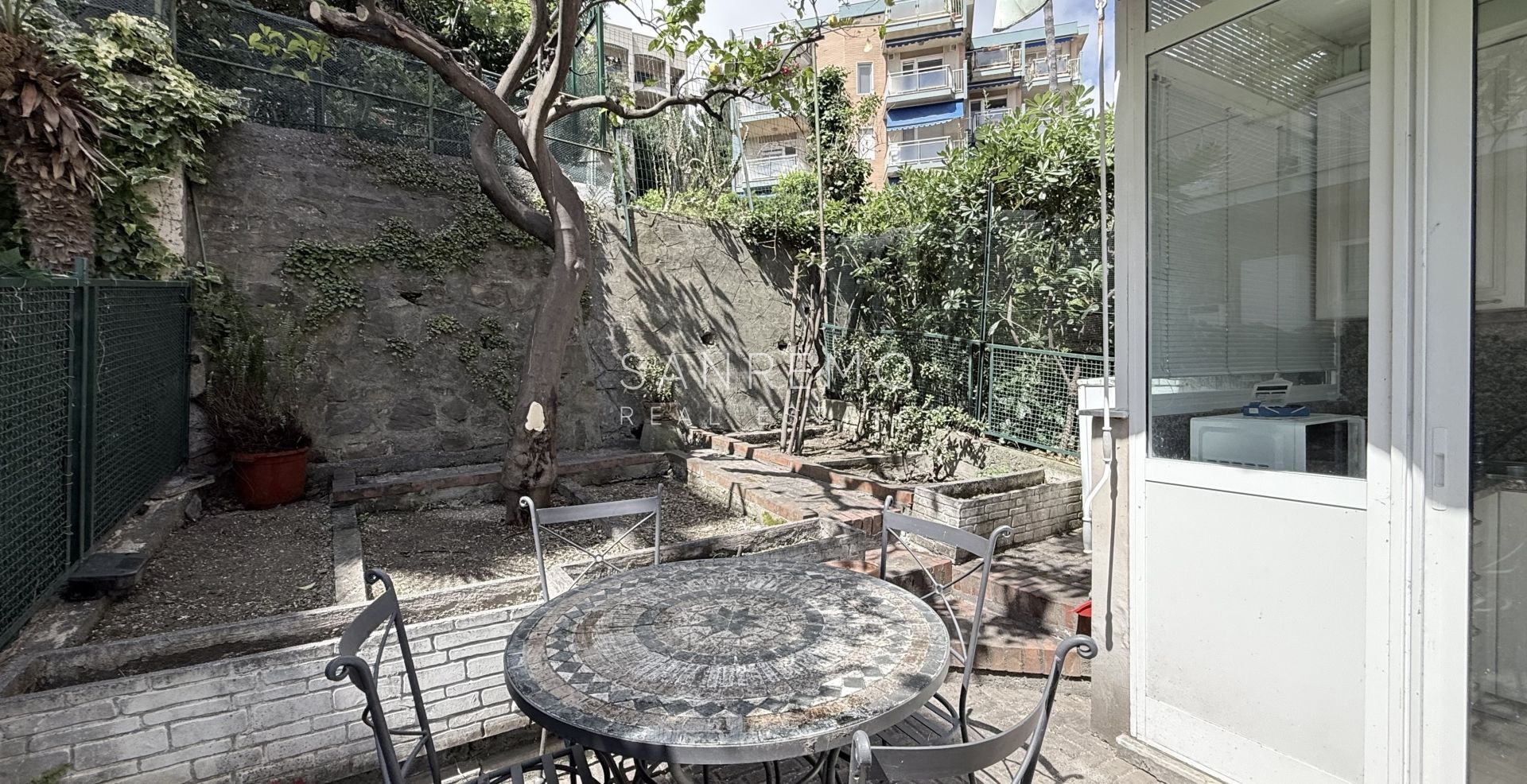 Apartment with terrace and sea view in a quiet and private setting