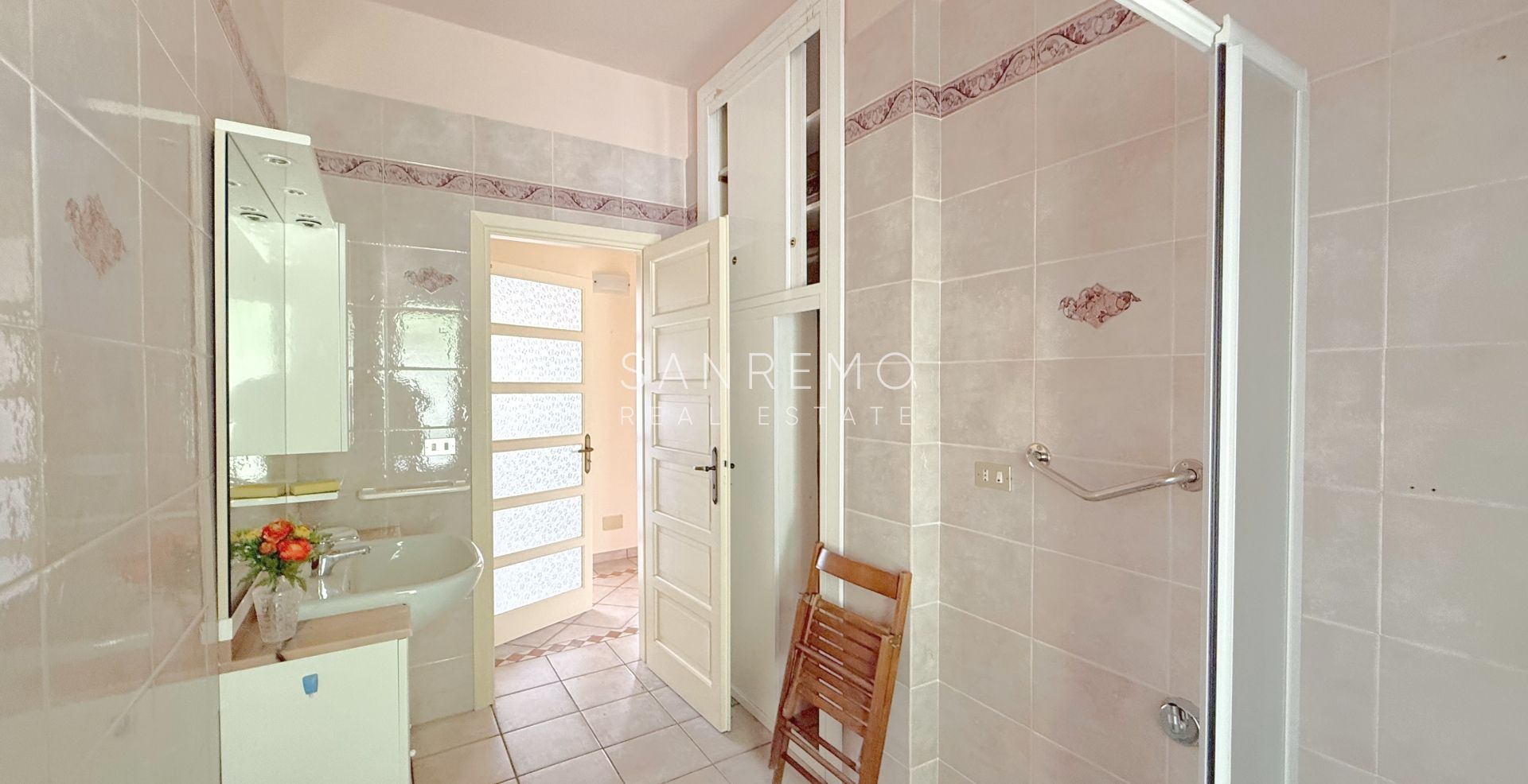 Villa on the first hill of Sanremo with swimming pool