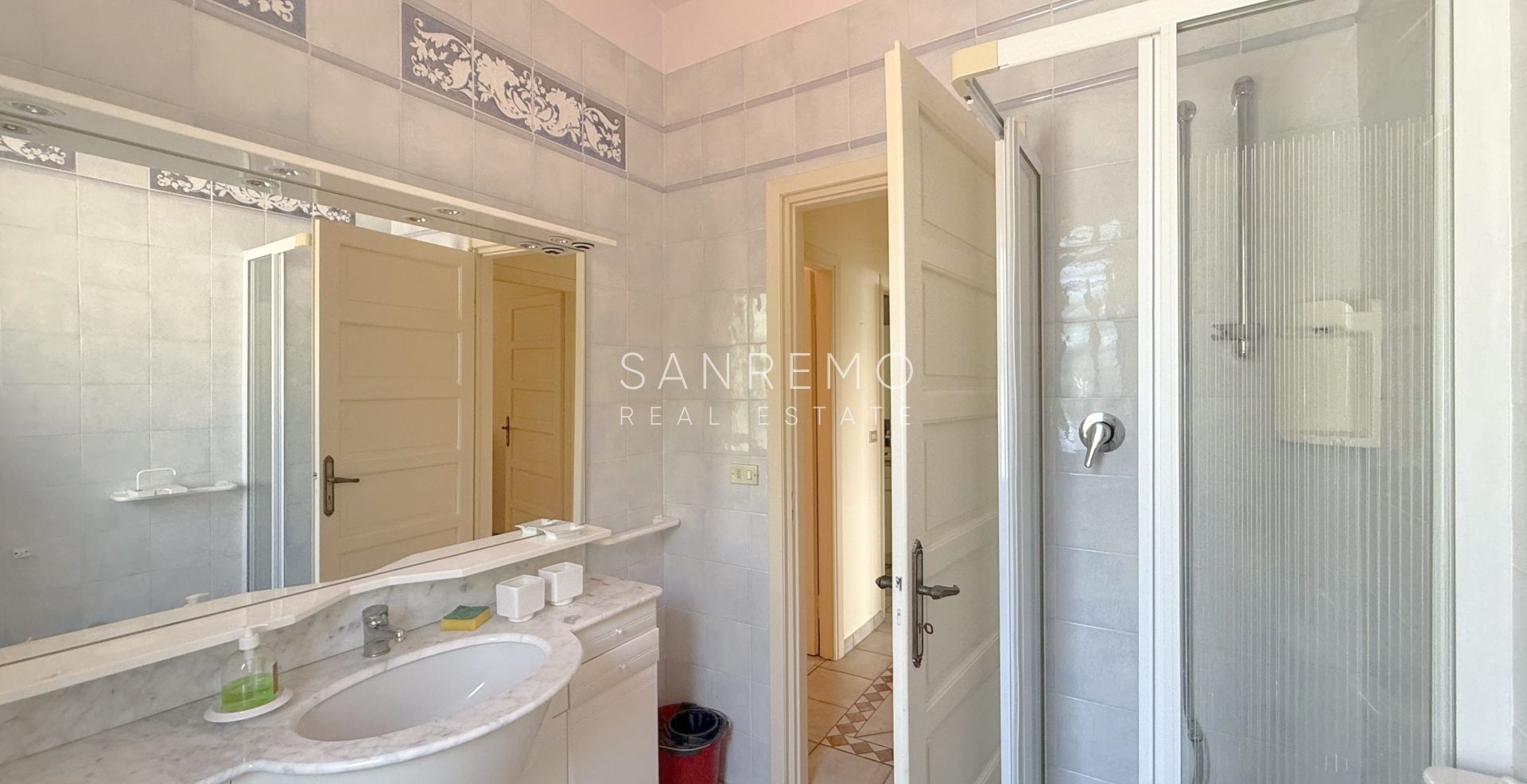 Villa on the first hill of Sanremo with swimming pool