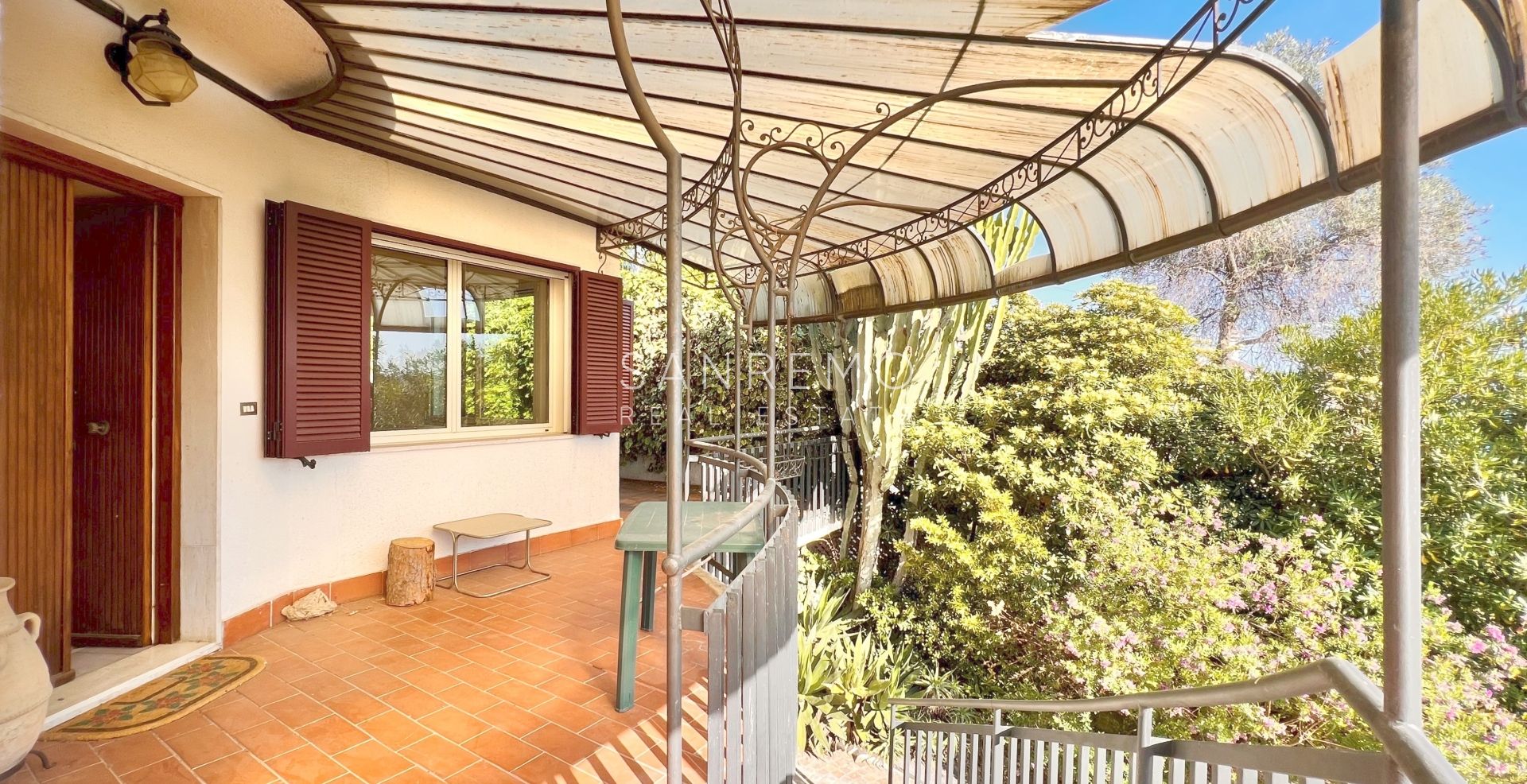 Villa on the first hill of Sanremo with swimming pool
