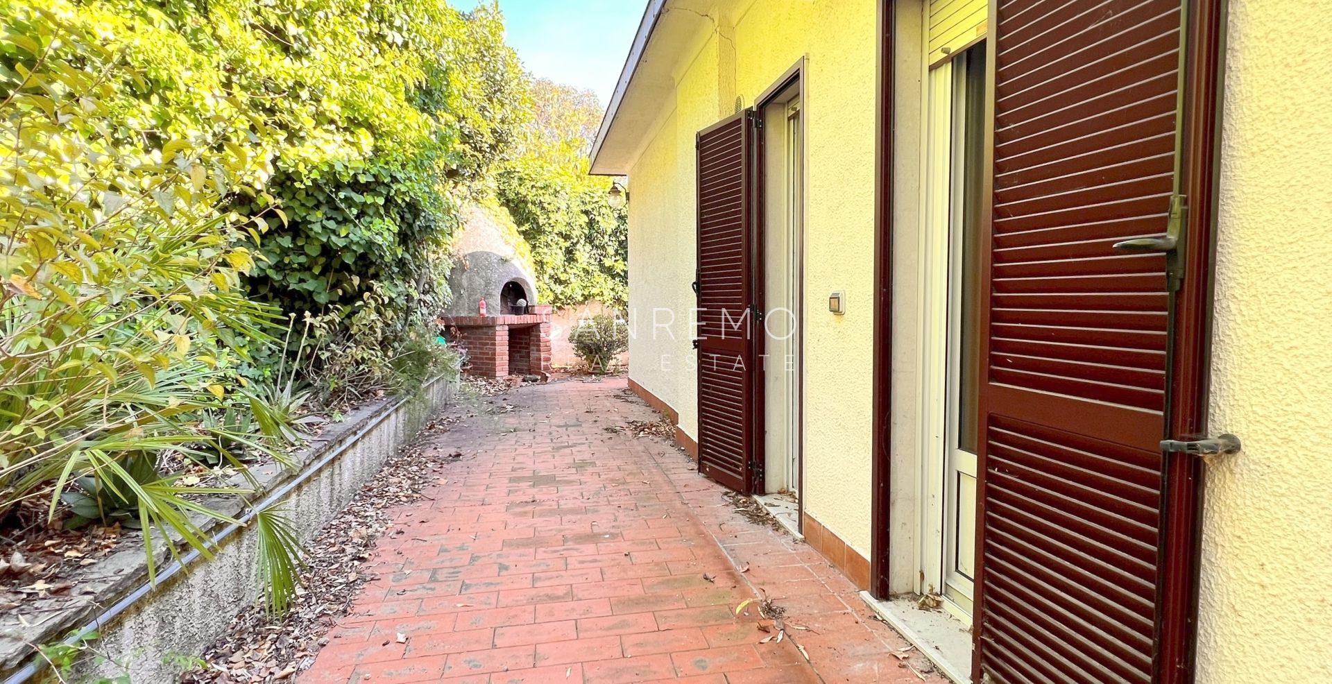 Villa on the first hill of Sanremo with swimming pool