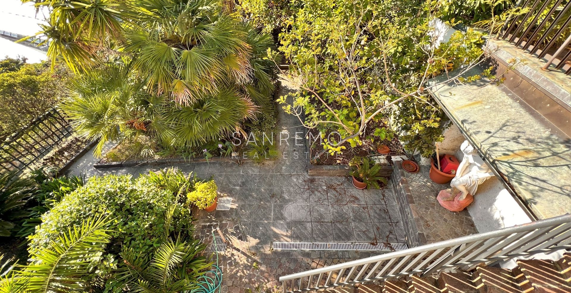 Villa on the first hill of Sanremo with swimming pool