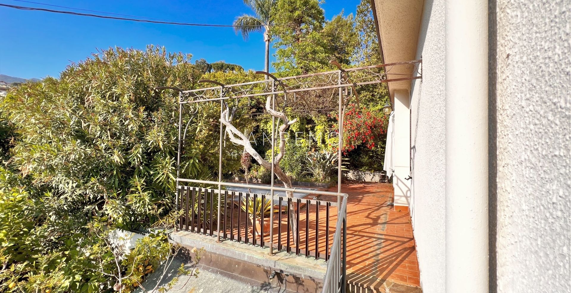 Villa on the first hill of Sanremo with swimming pool