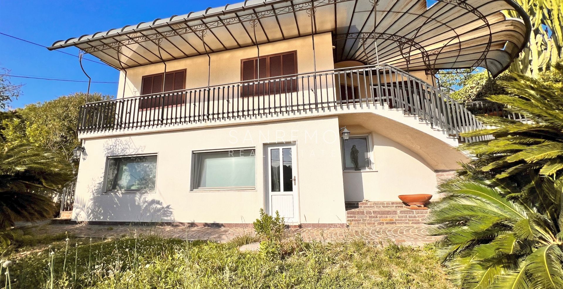 Villa on the first hill of Sanremo with swimming pool