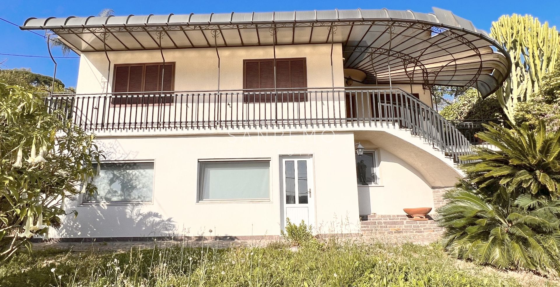 Villa on the first hill of Sanremo with swimming pool