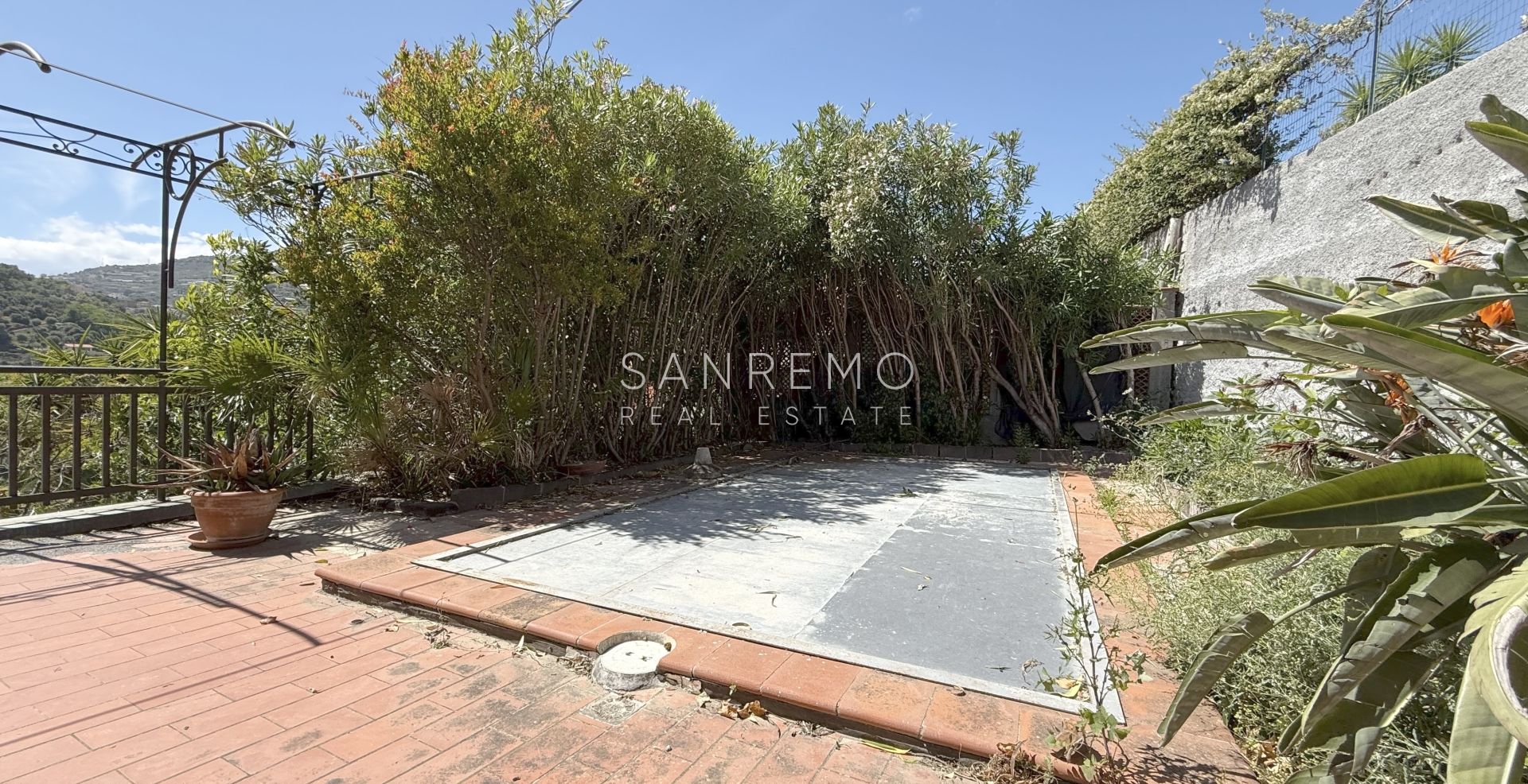 Villa on the first hill of Sanremo with swimming pool