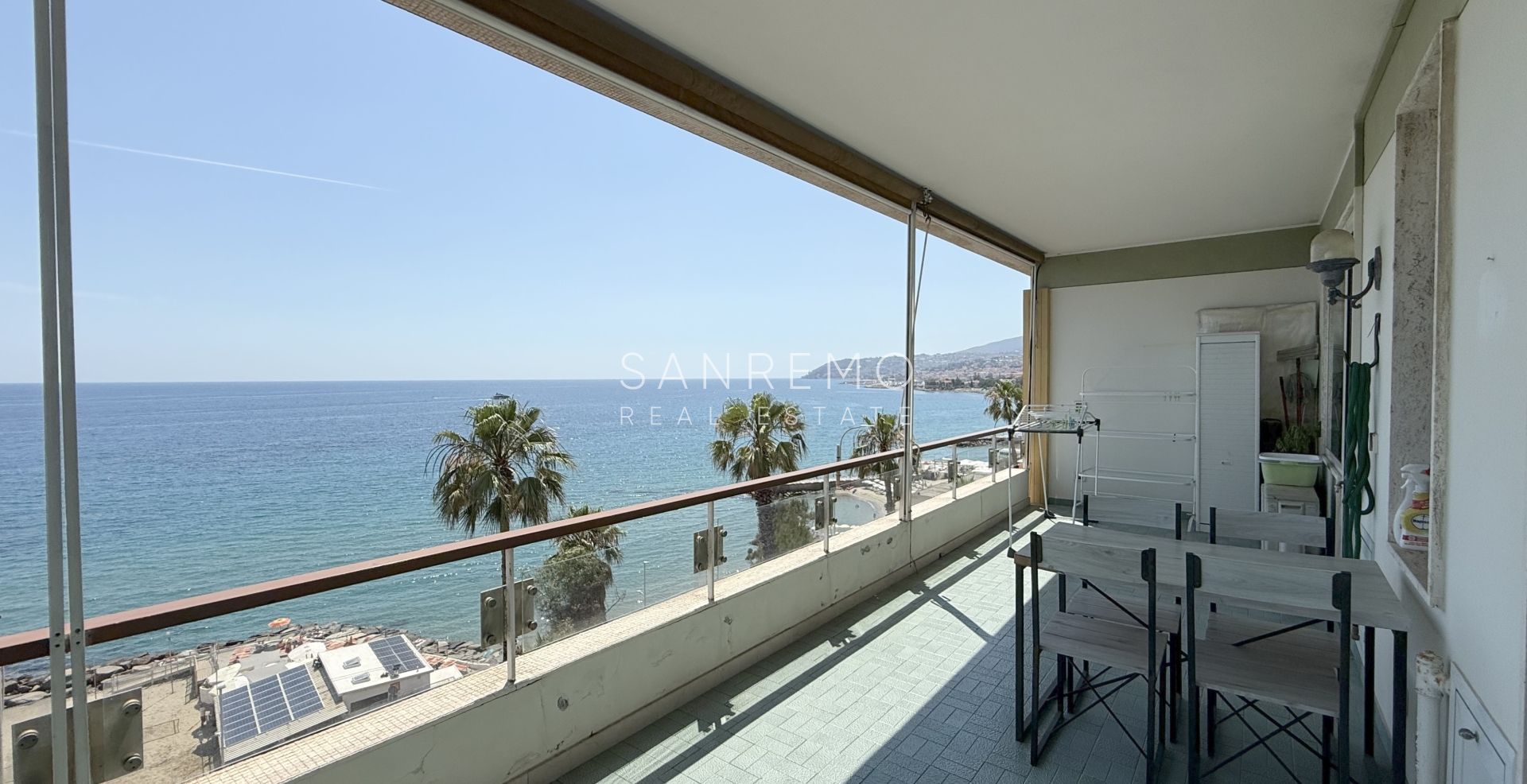 Spacious one-bedroom apartment with an unparalleled view over the entire Gulf of Sanremo