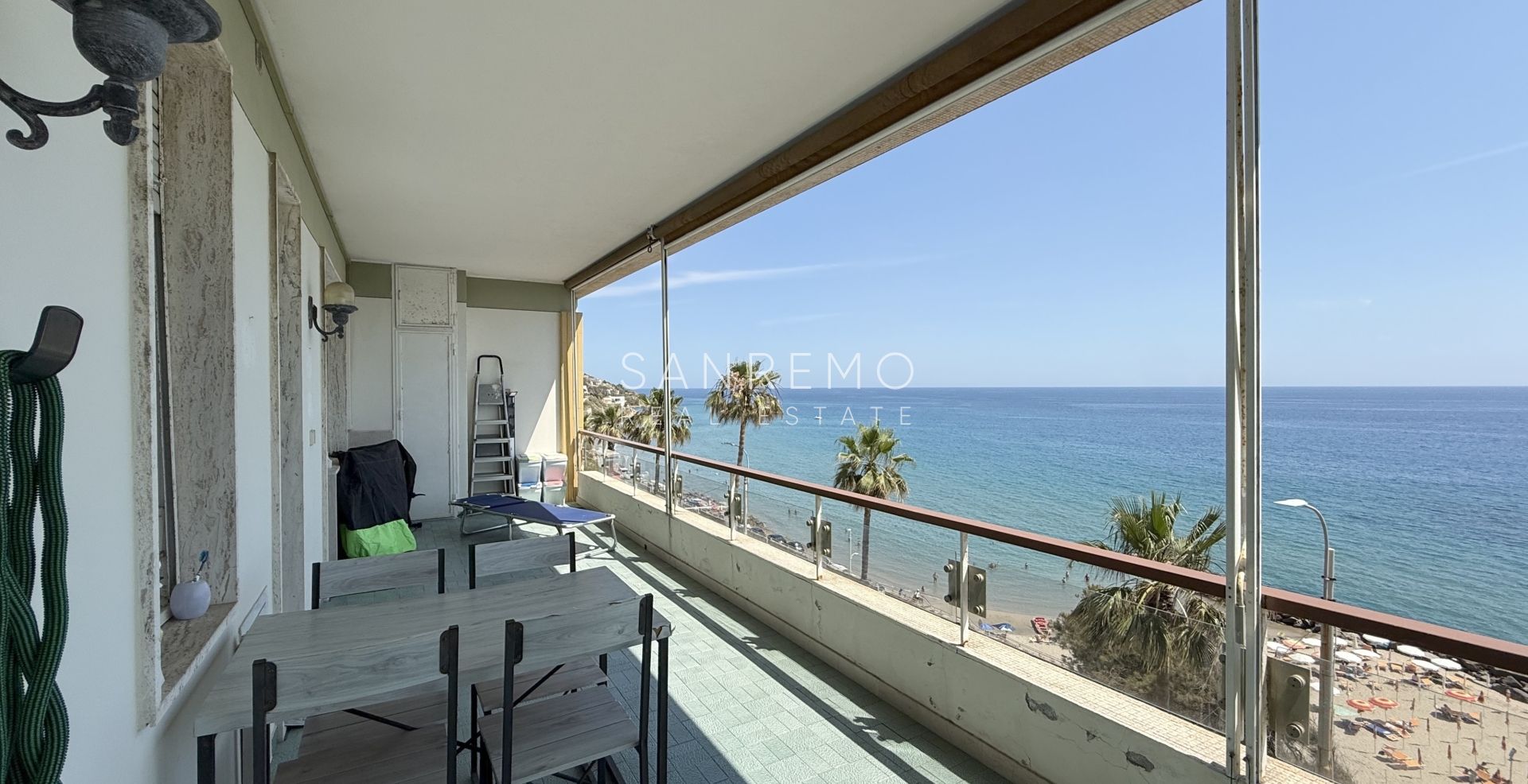 Spacious one-bedroom apartment with an unparalleled view over the entire Gulf of Sanremo