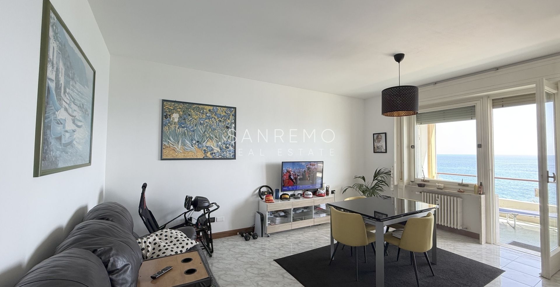Spacious one-bedroom apartment with an unparalleled view over the entire Gulf of Sanremo