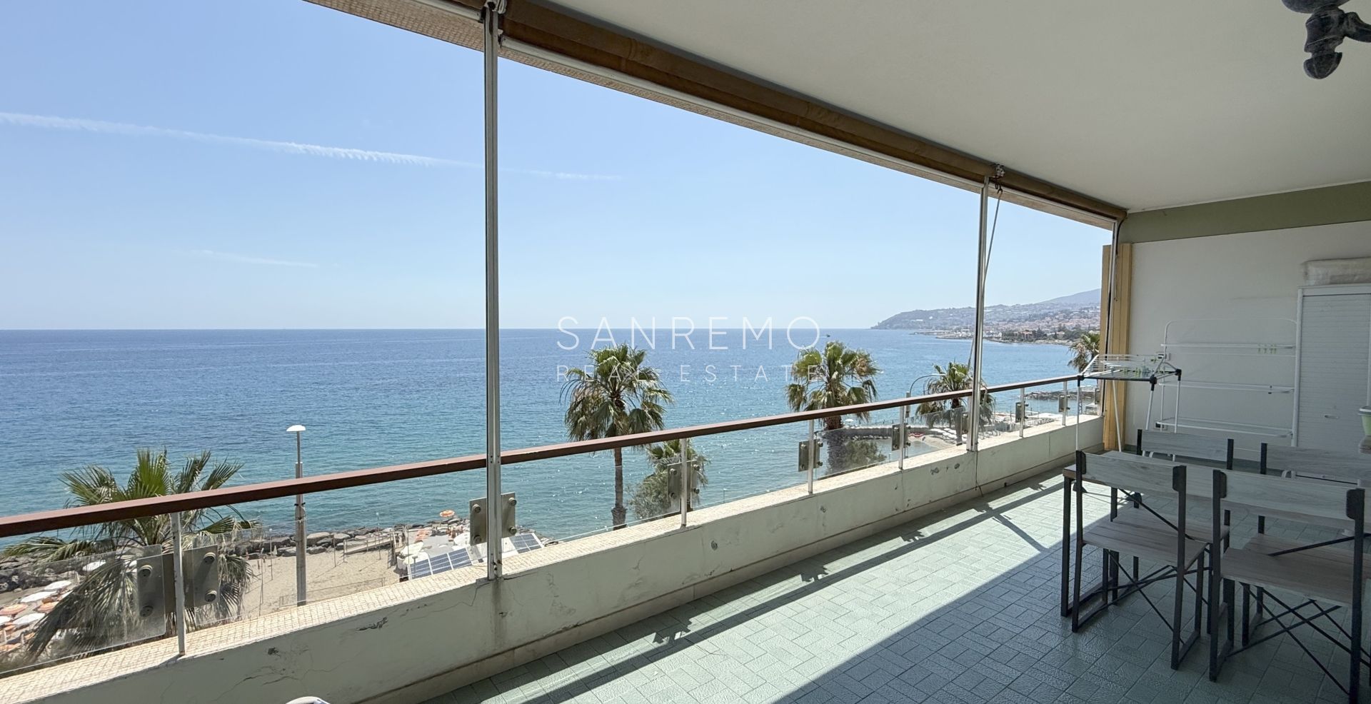 Spacious one-bedroom apartment with an unparalleled view over the entire Gulf of Sanremo