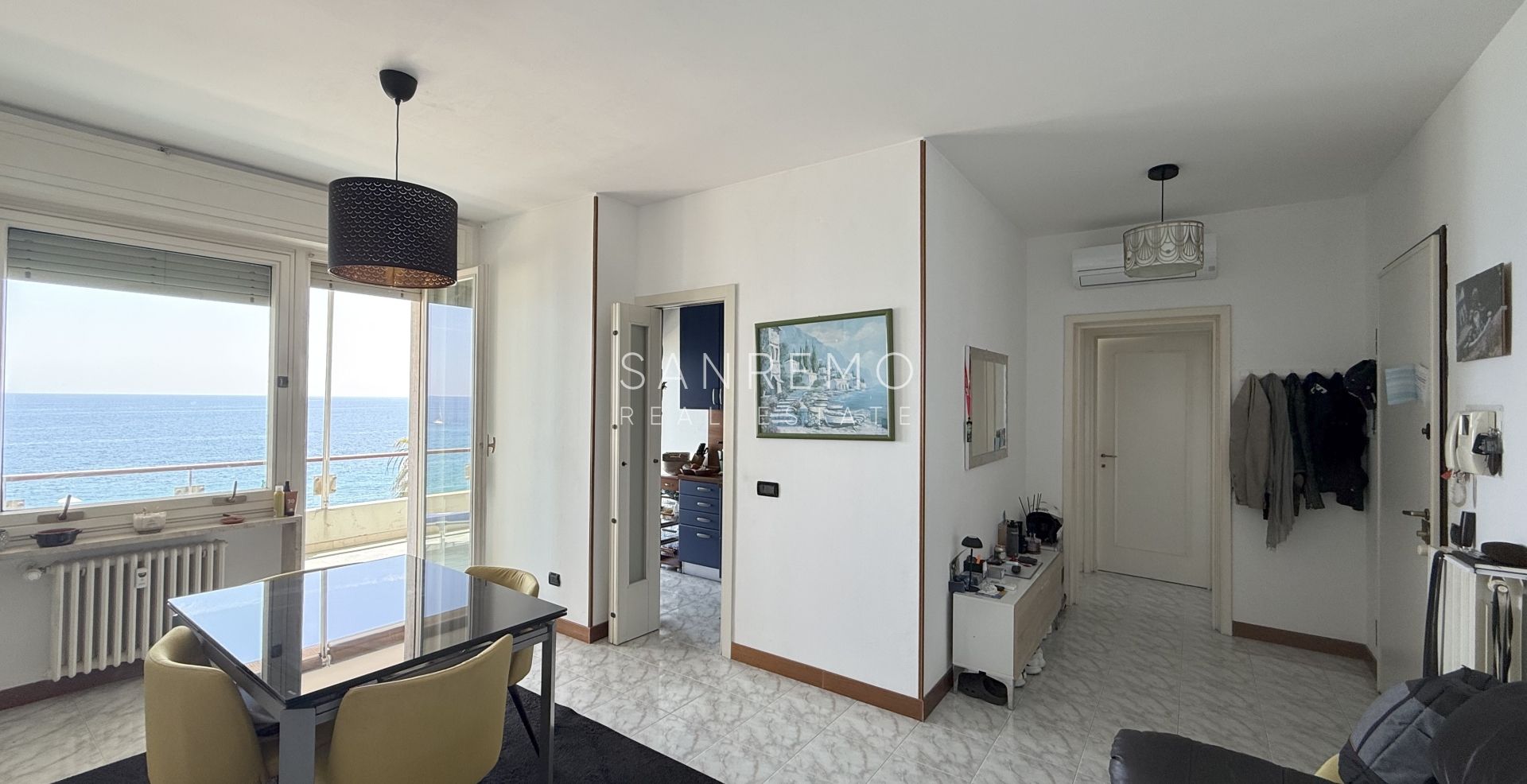 Spacious one-bedroom apartment with an unparalleled view over the entire Gulf of Sanremo