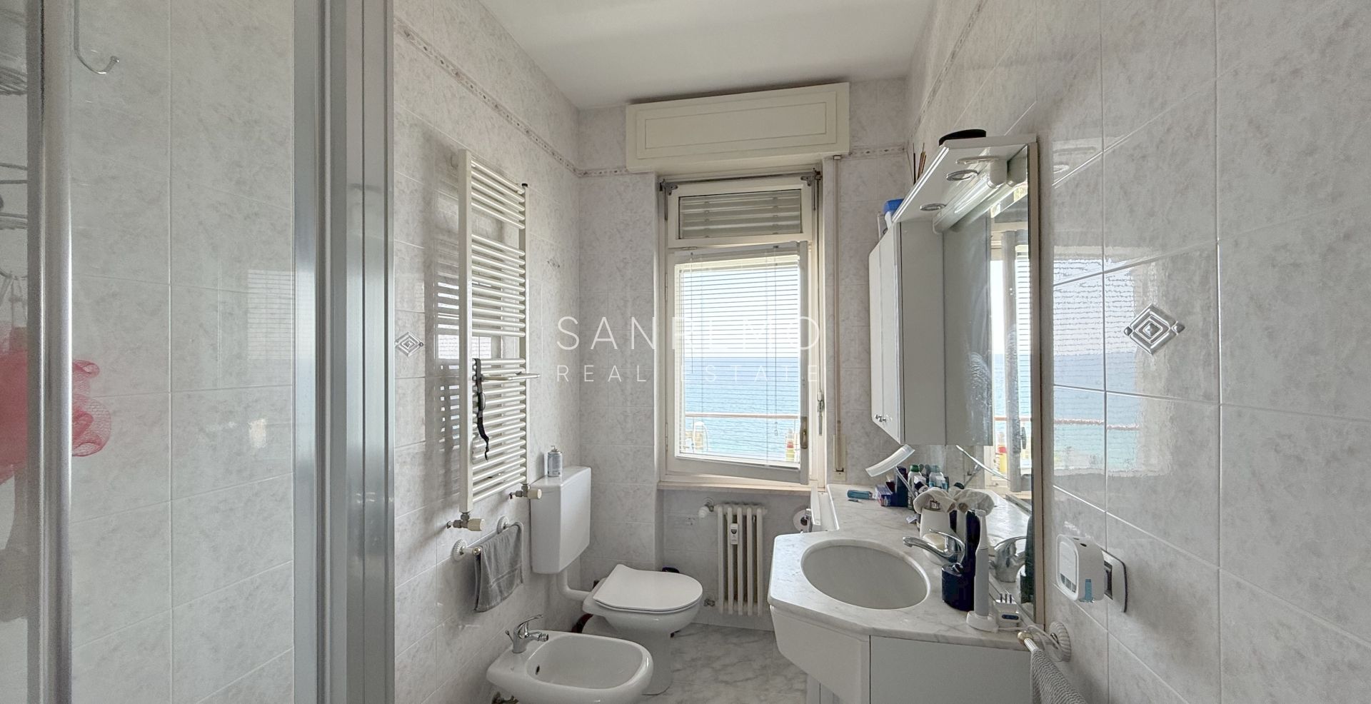 Spacious one-bedroom apartment with an unparalleled view over the entire Gulf of Sanremo