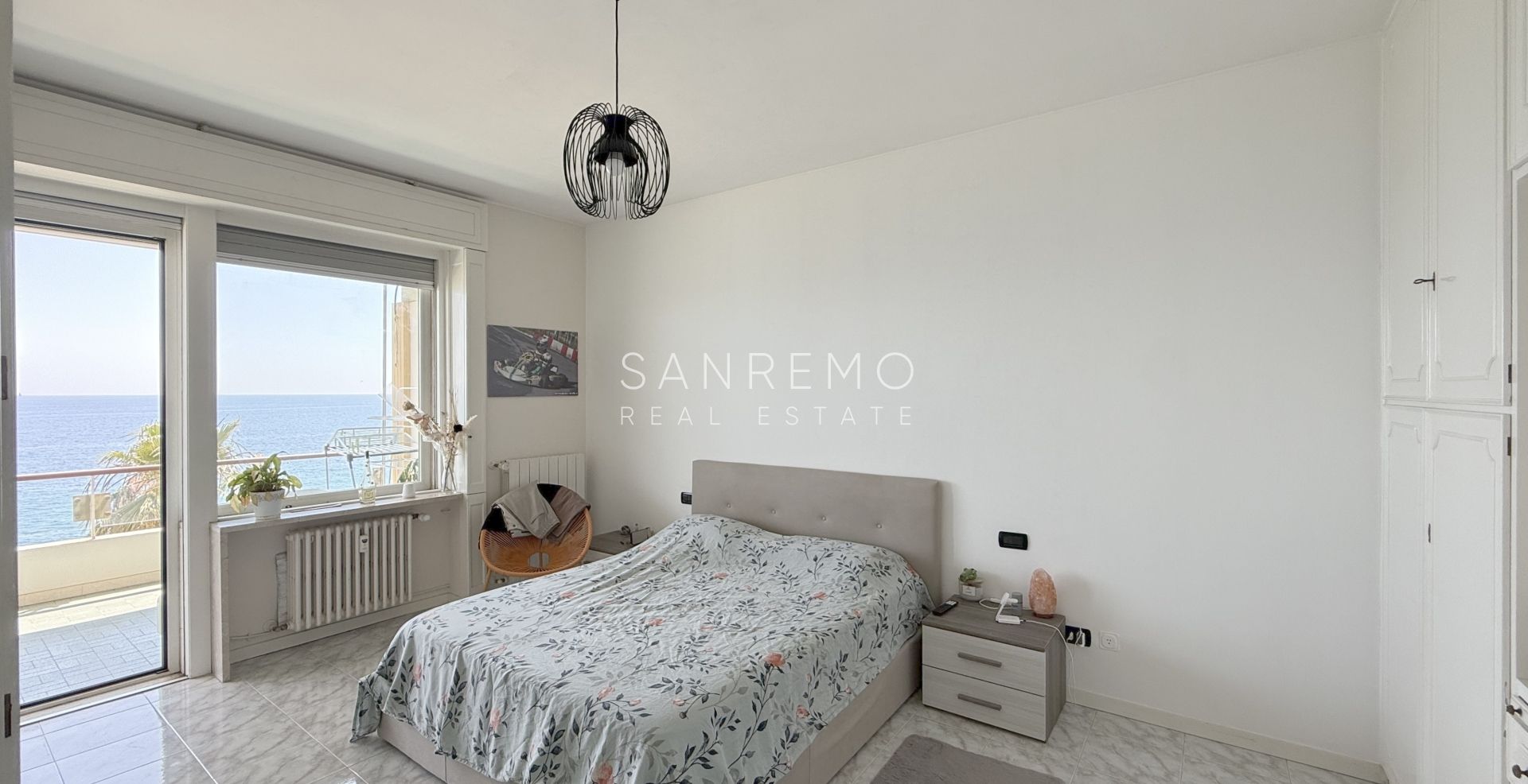 Spacious one-bedroom apartment with an unparalleled view over the entire Gulf of Sanremo