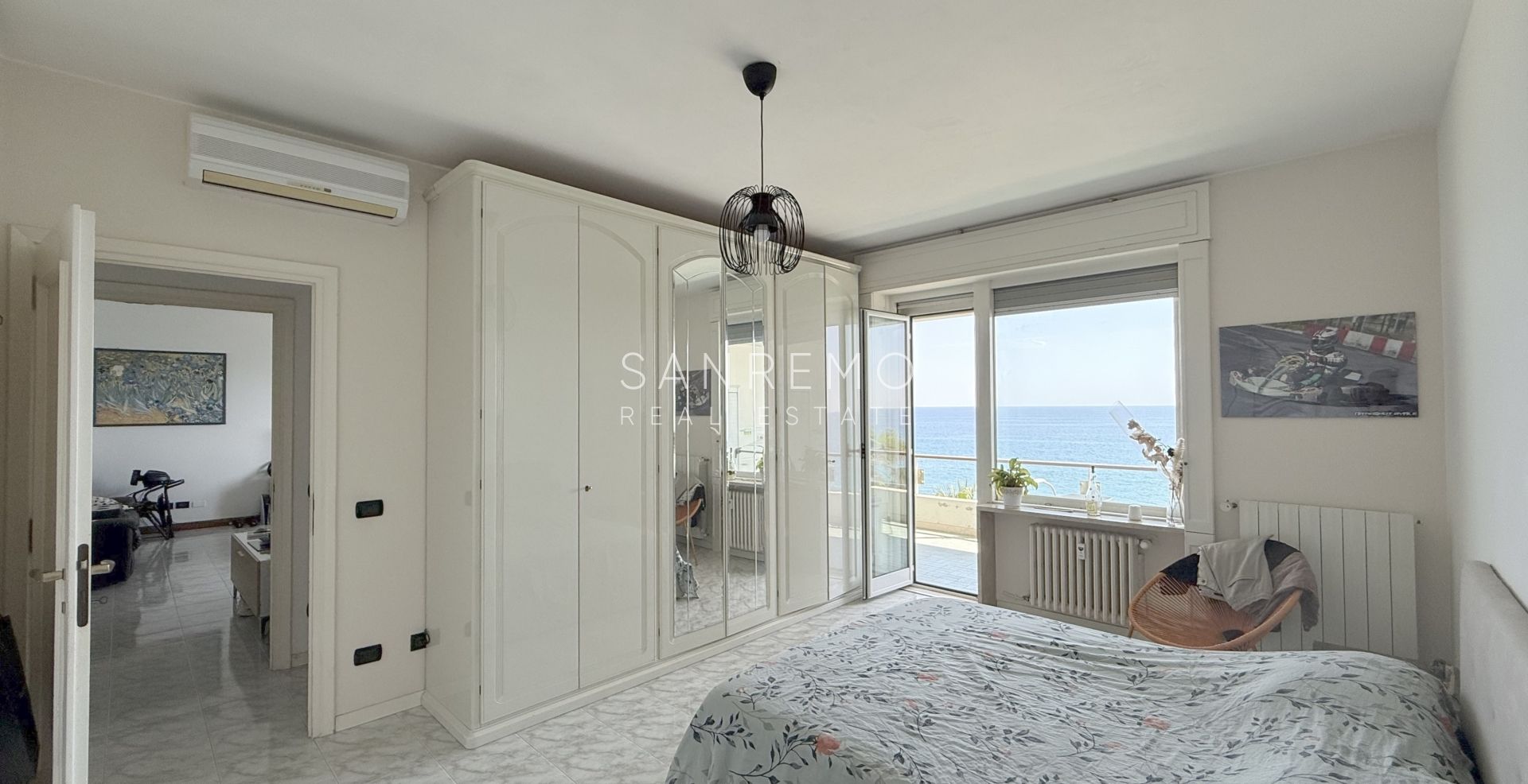 Spacious one-bedroom apartment with an unparalleled view over the entire Gulf of Sanremo