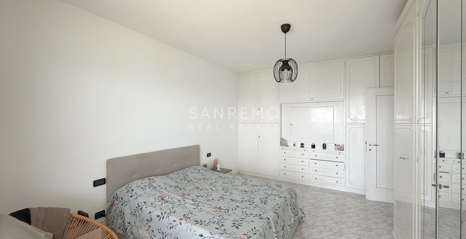 Spacious one-bedroom apartment with an unparalleled view over the entire Gulf of Sanremo