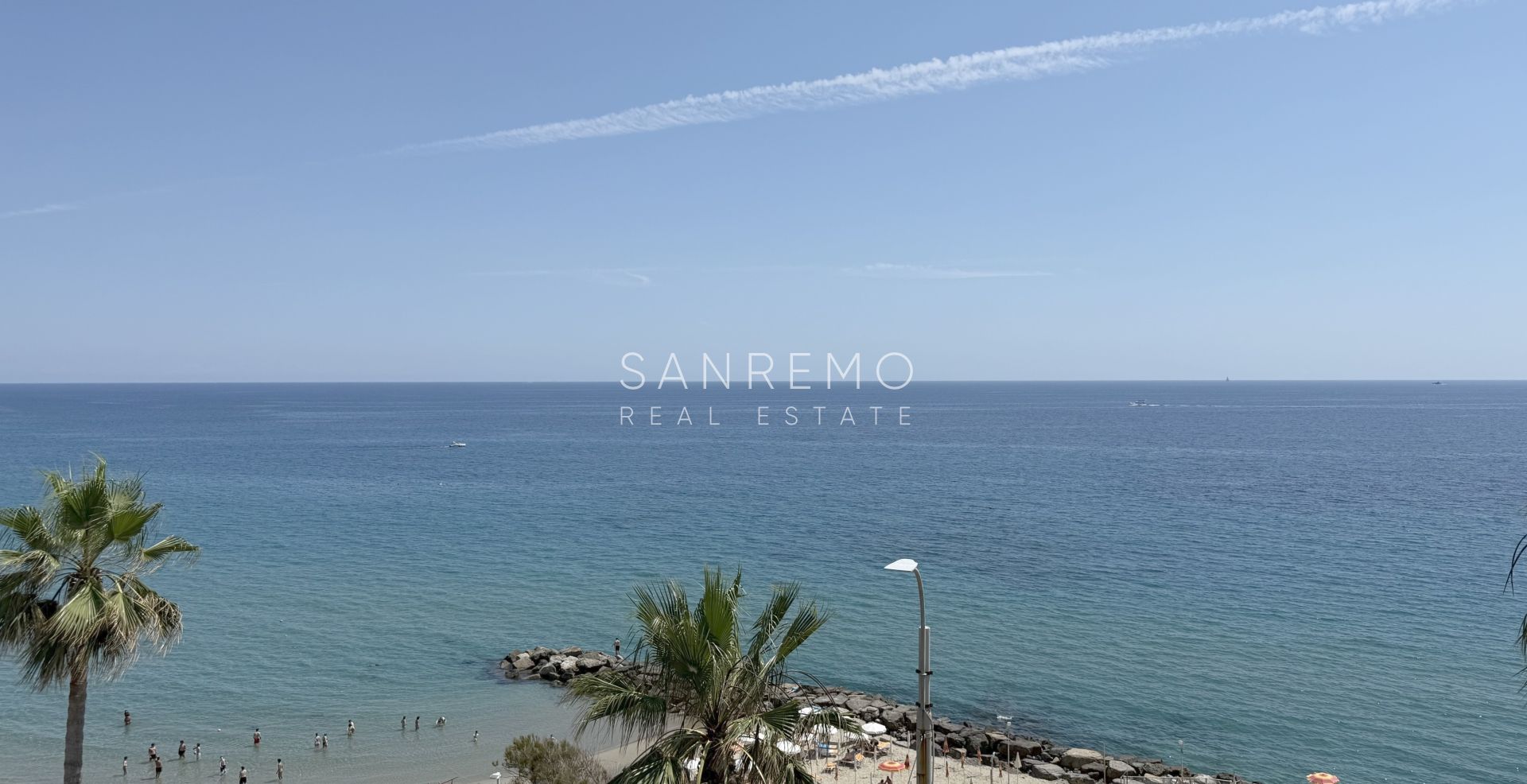 Spacious one-bedroom apartment with an unparalleled view over the entire Gulf of Sanremo