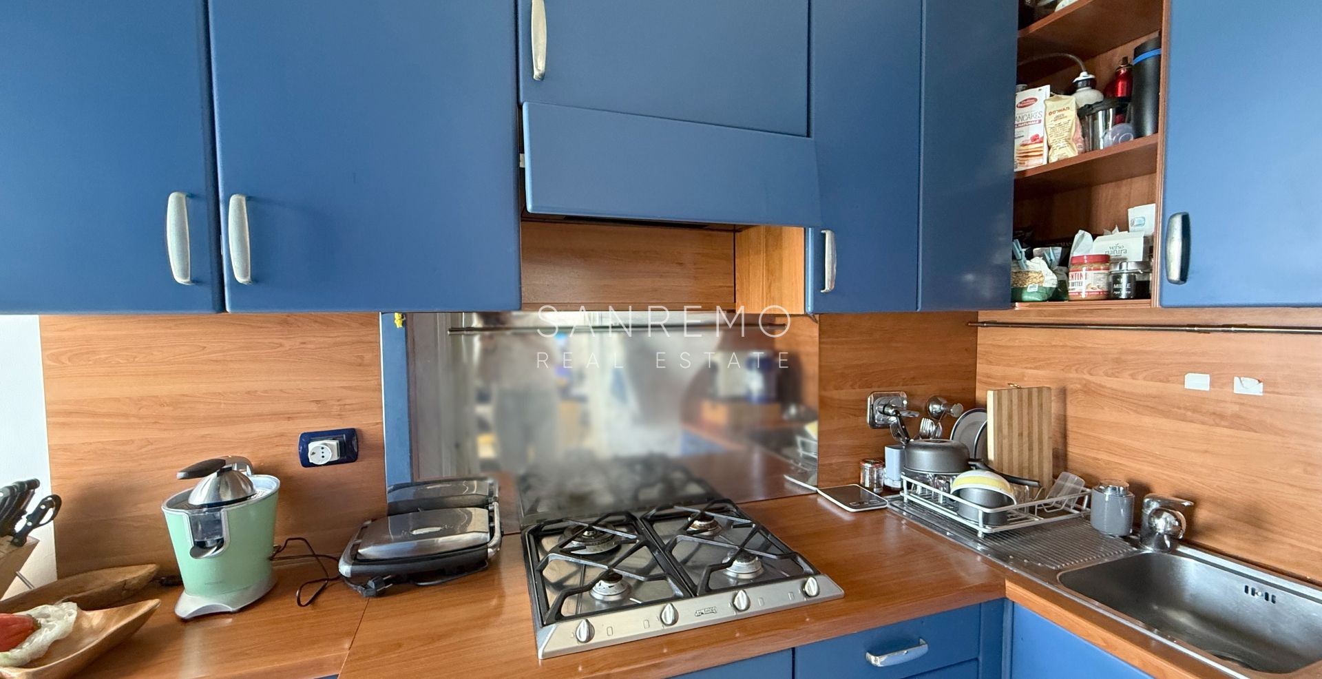 Spacious one-bedroom apartment with an unparalleled view over the entire Gulf of Sanremo