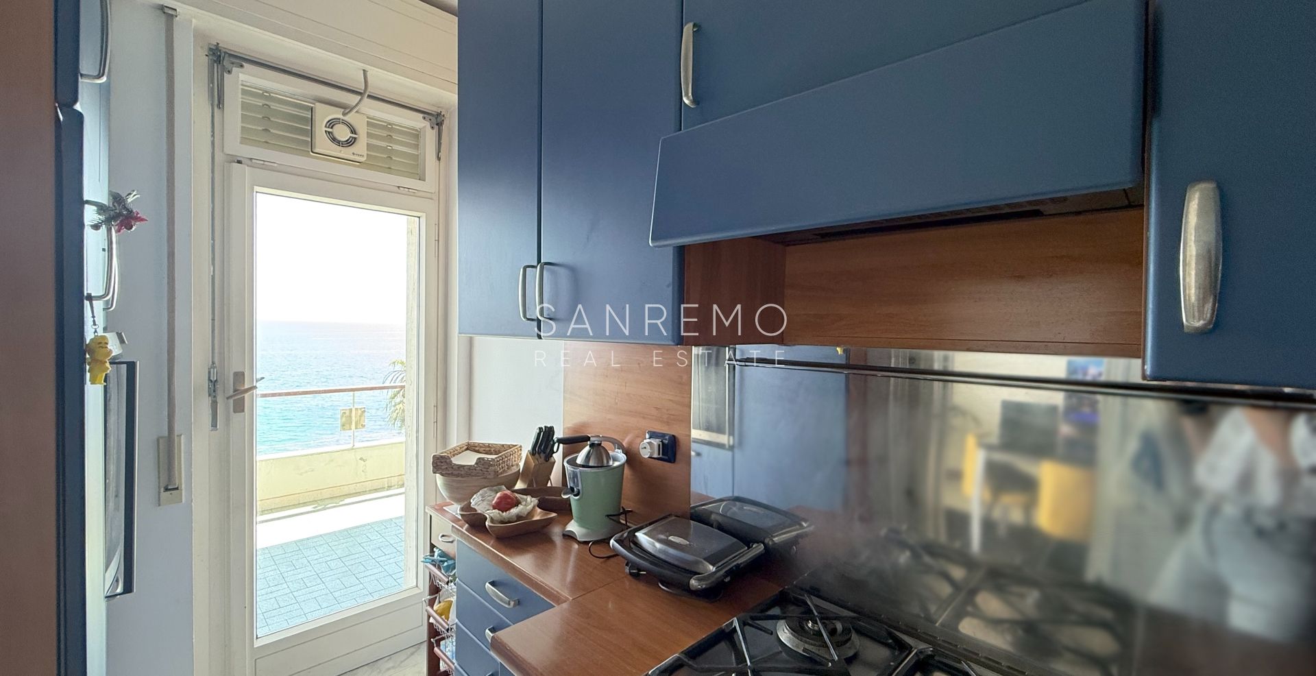 Spacious one-bedroom apartment with an unparalleled view over the entire Gulf of Sanremo