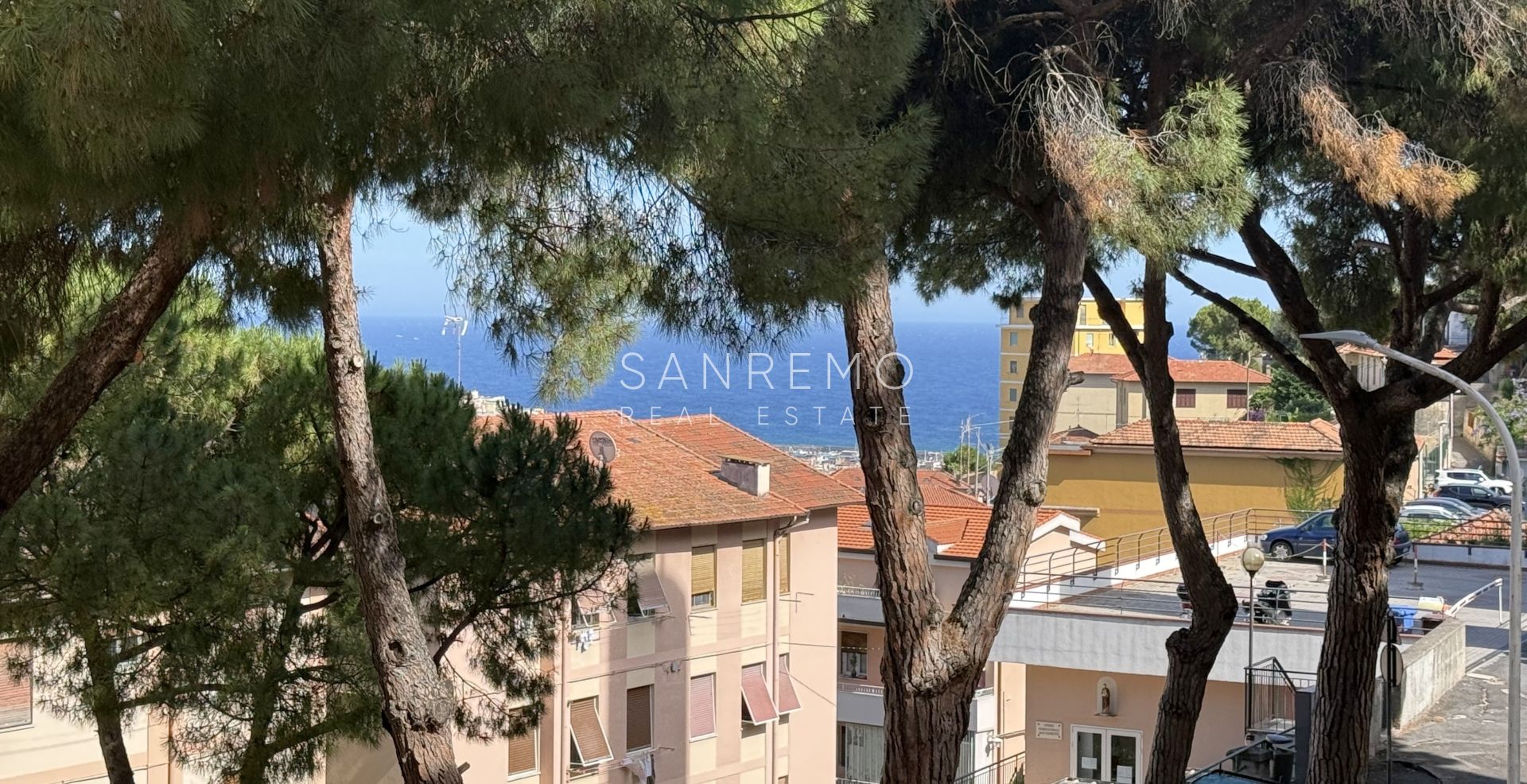 Three-room apartment with balcony and partial sea view in the Baragallo area