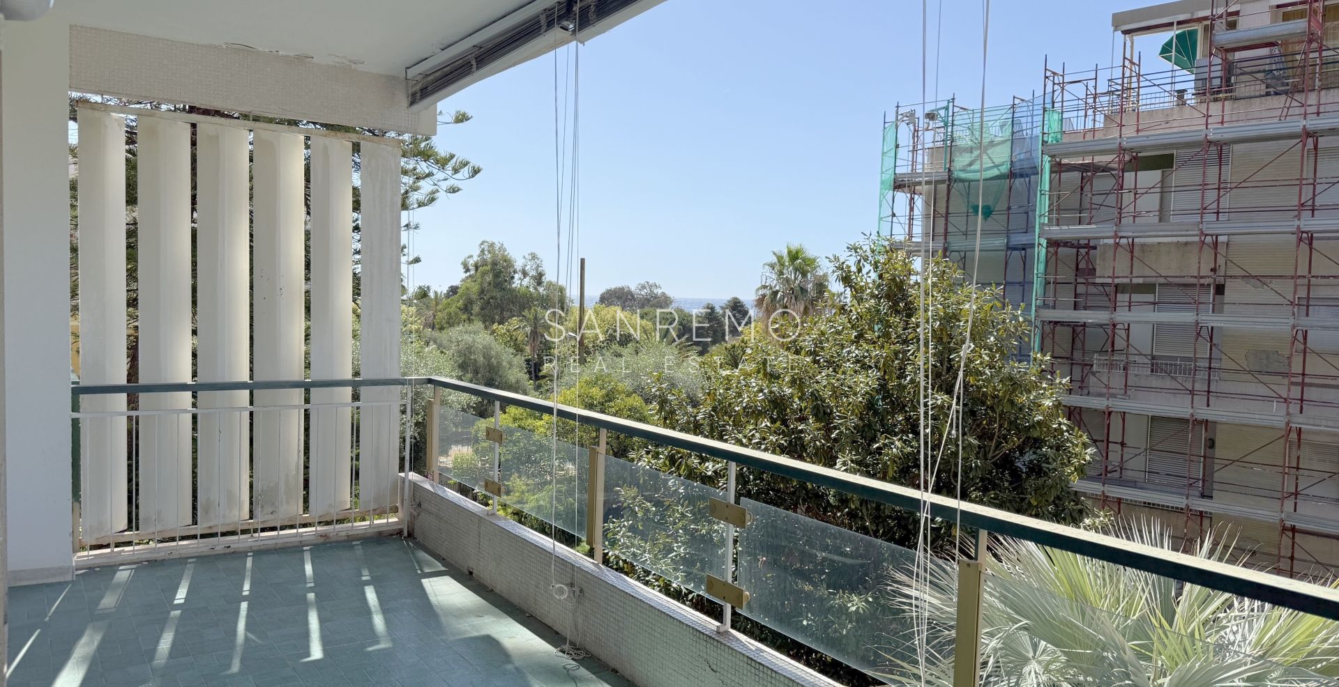 Bright three-room apartment with a large terrace surrounded by greenery