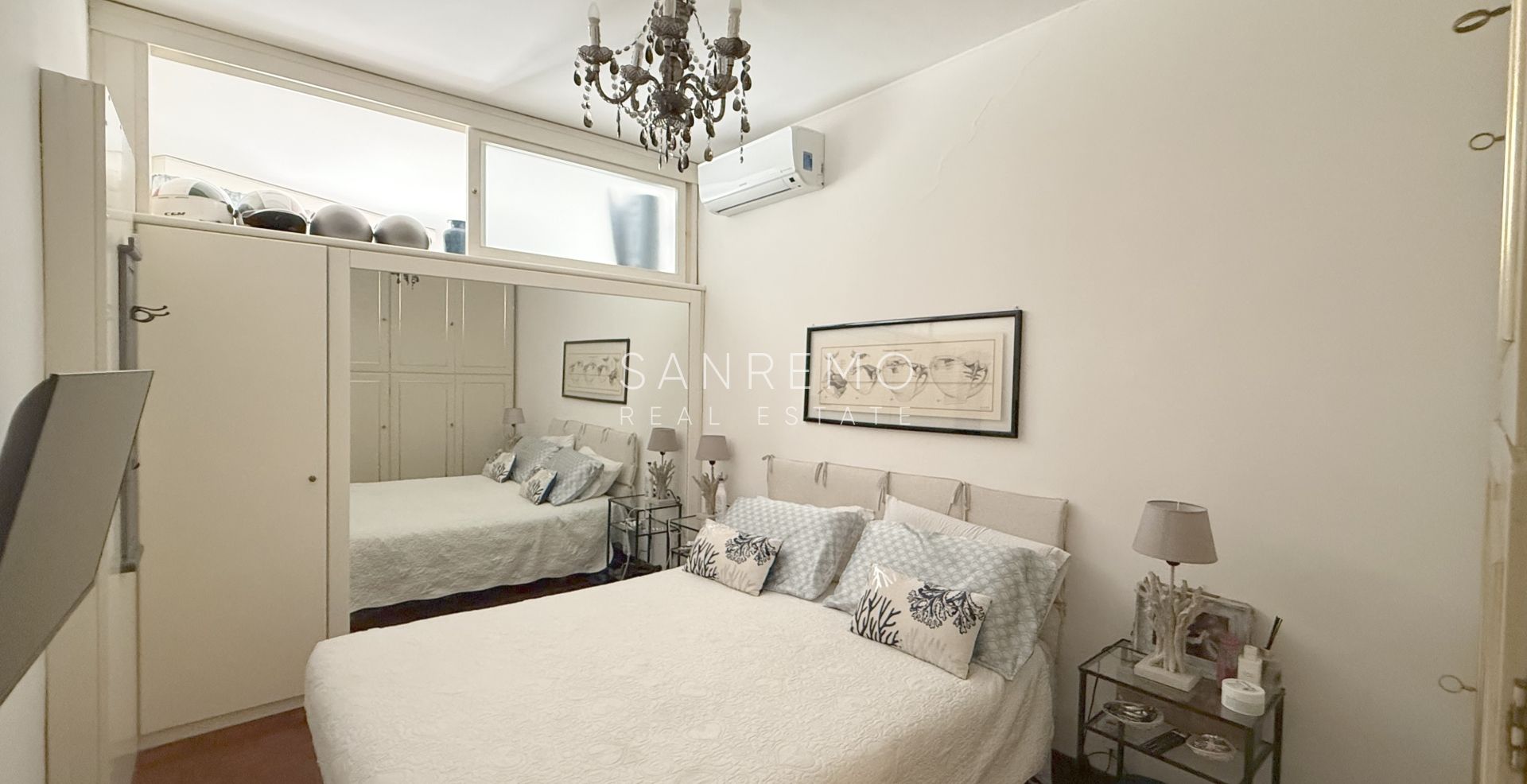One-bedroom apartment with a large terrace surrounded by greenery
