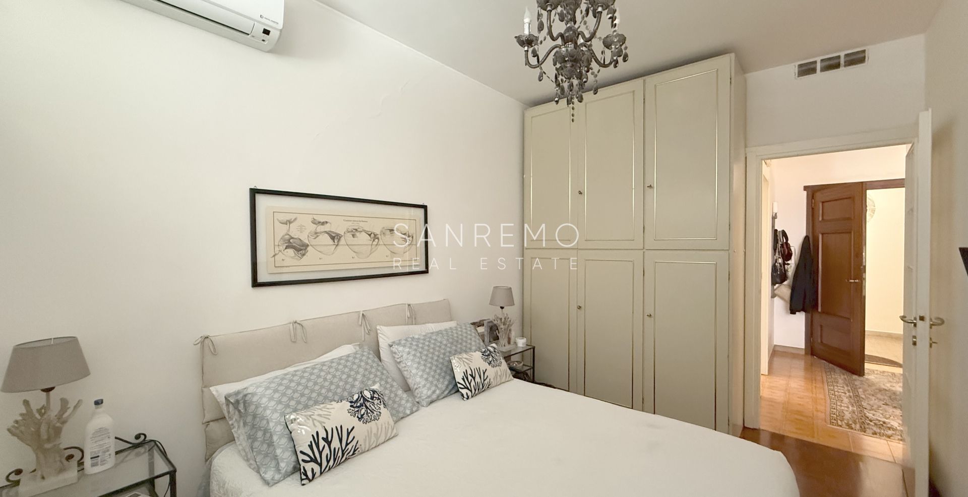 One-bedroom apartment with a large terrace surrounded by greenery