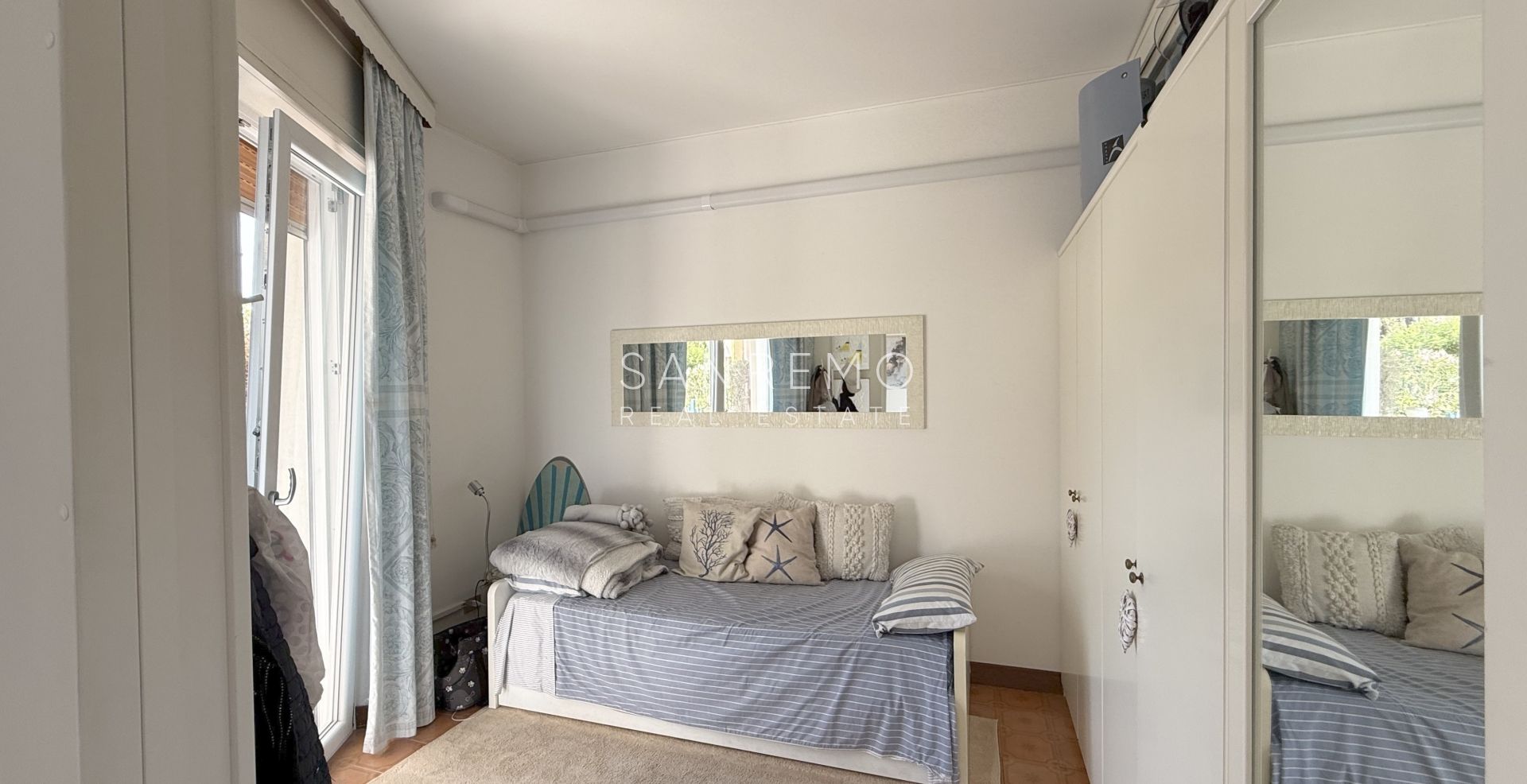 One-bedroom apartment with a large terrace surrounded by greenery