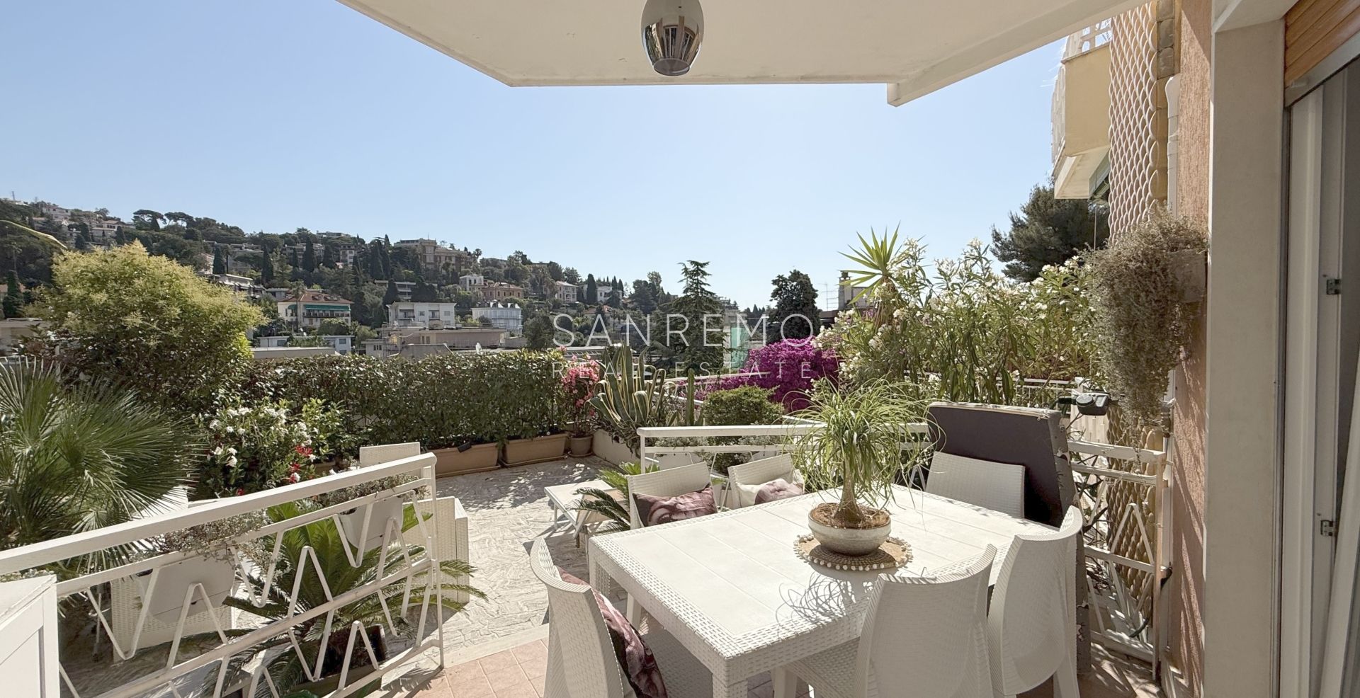 One-bedroom apartment with a large terrace surrounded by greenery