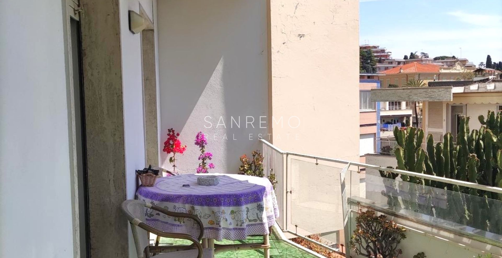 130 m² apartment with a terrace, in a flat area and just a few steps from the beaches and the cycle path.