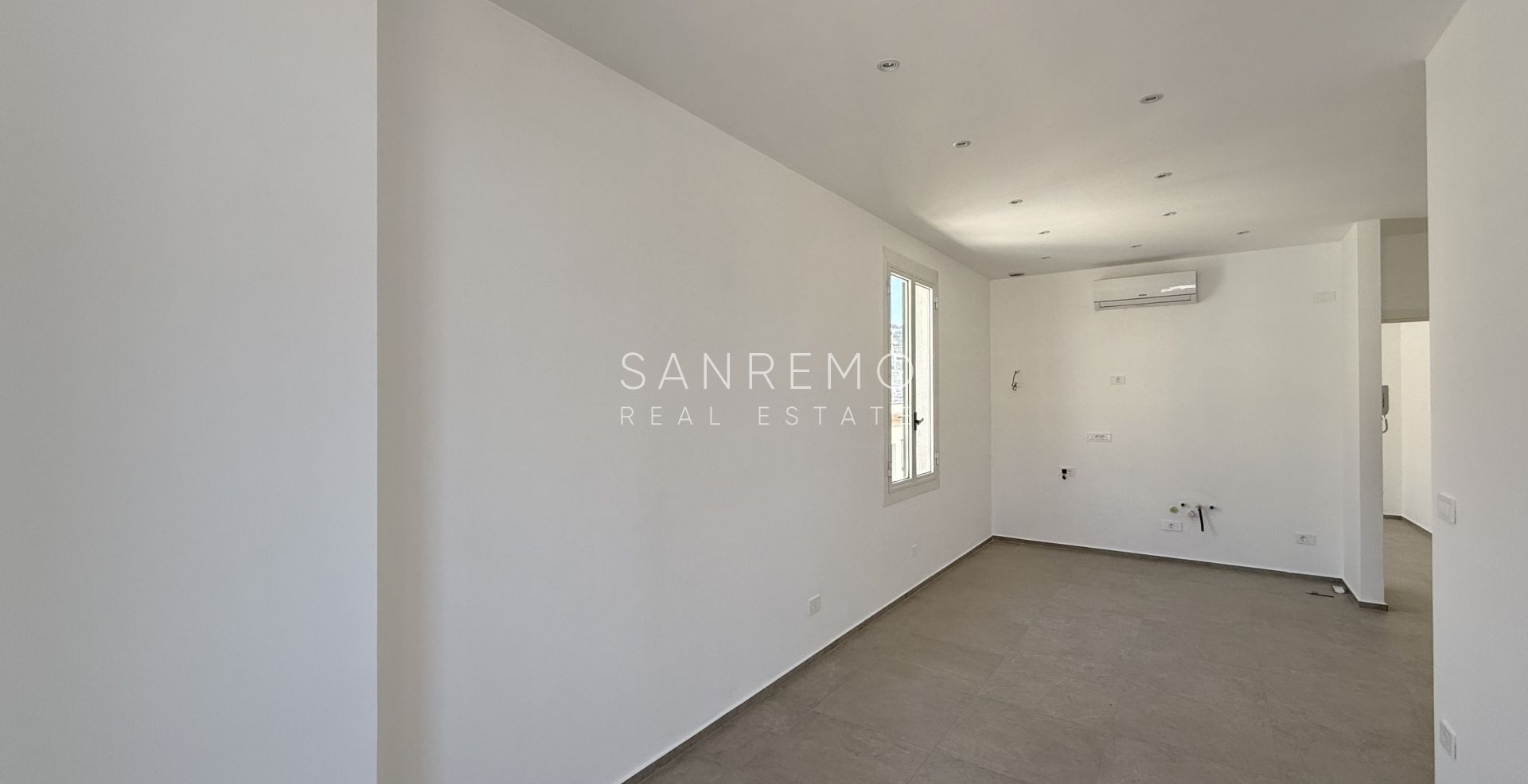 Fully renovated one-bedroom apartment just 50 metres from the sea.