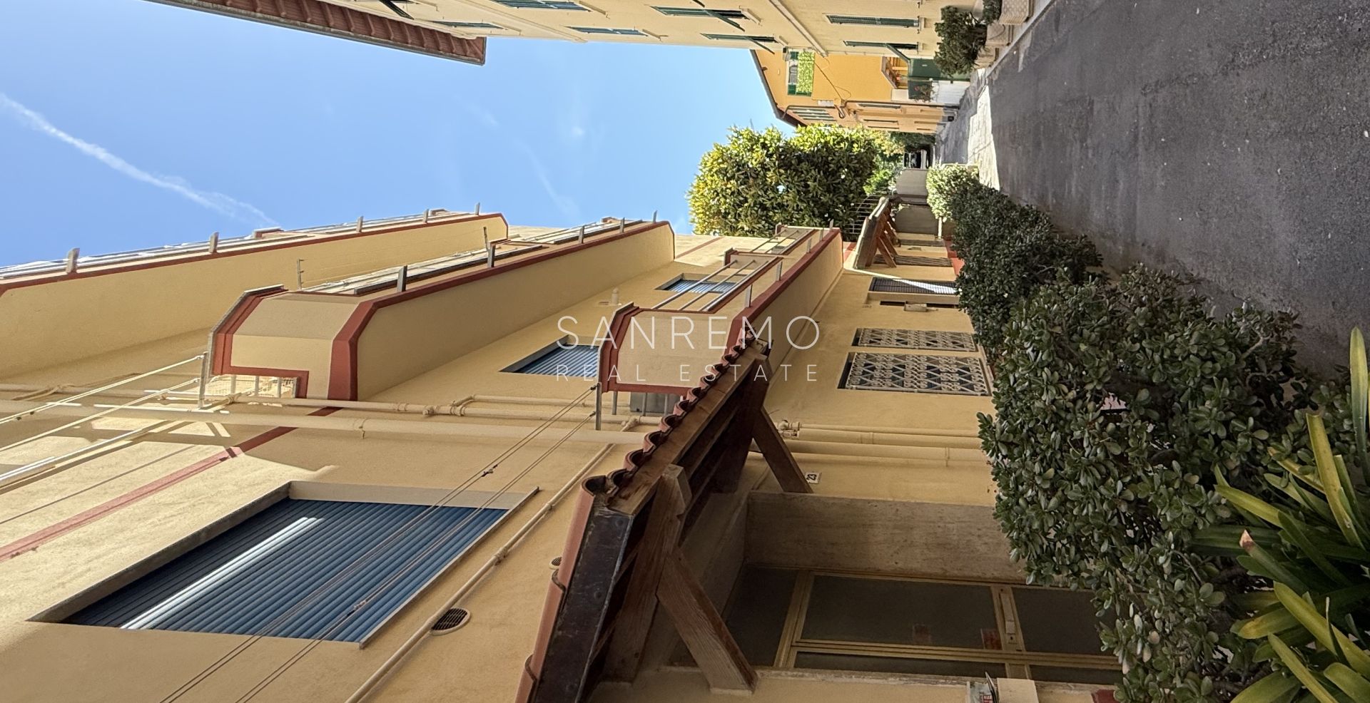 Fully renovated one-bedroom apartment just 50 metres from the sea.
