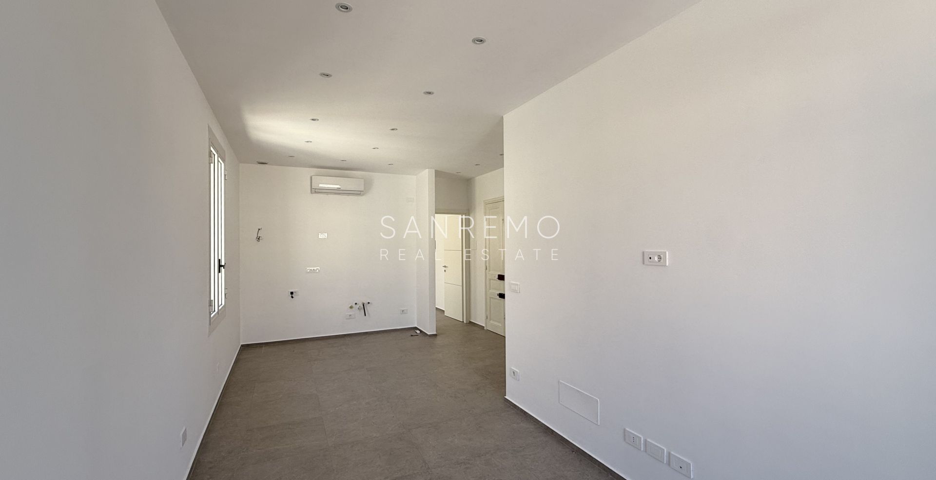 Fully renovated one-bedroom apartment just 50 metres from the sea.