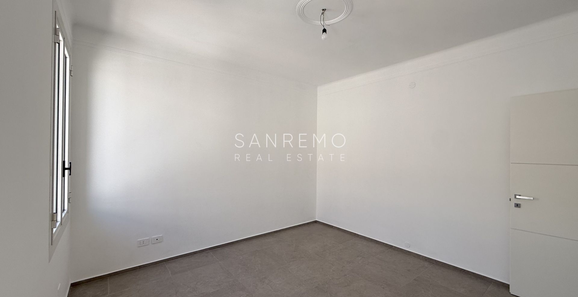 Fully renovated one-bedroom apartment just 50 metres from the sea.