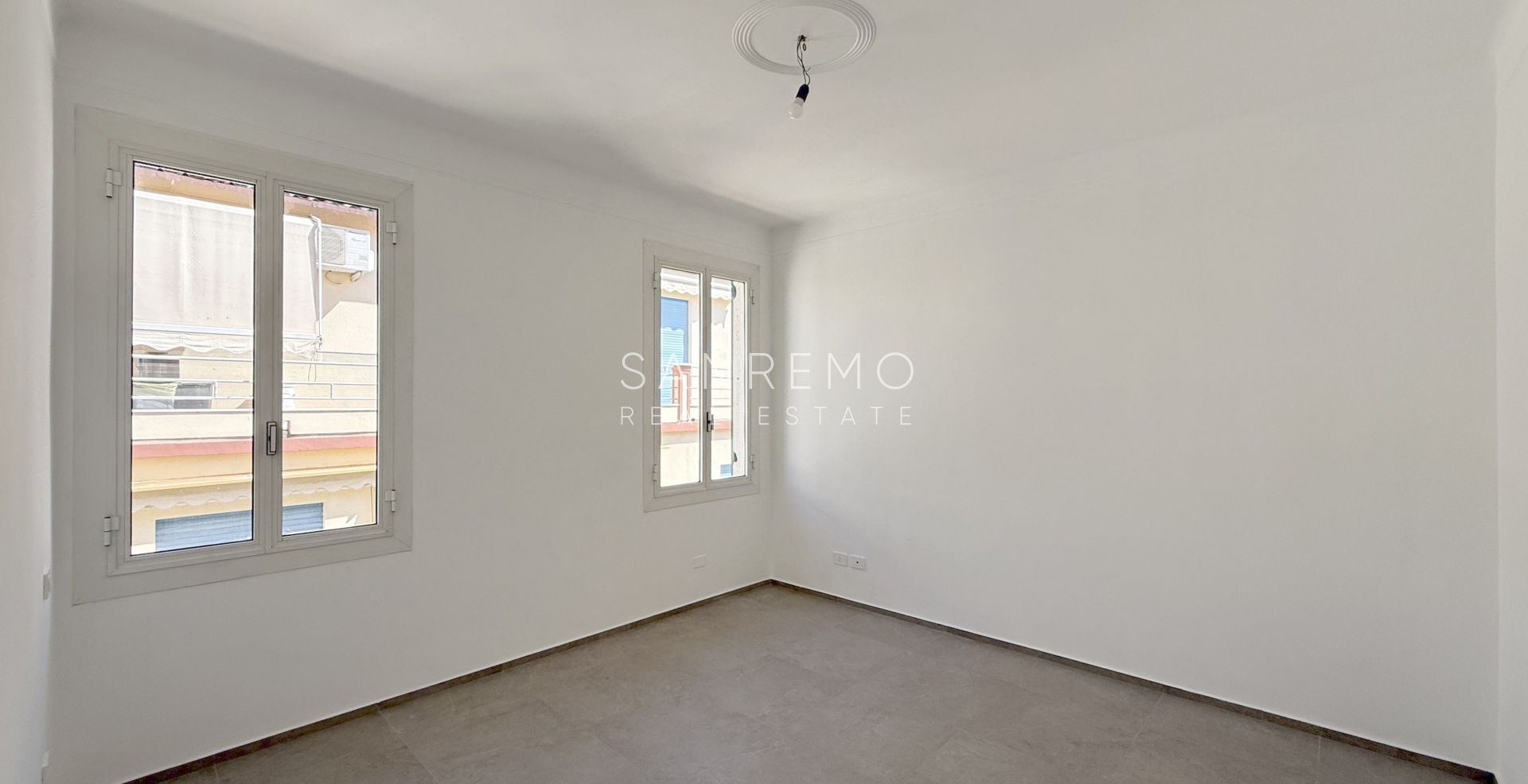 Fully renovated one-bedroom apartment just 50 metres from the sea.