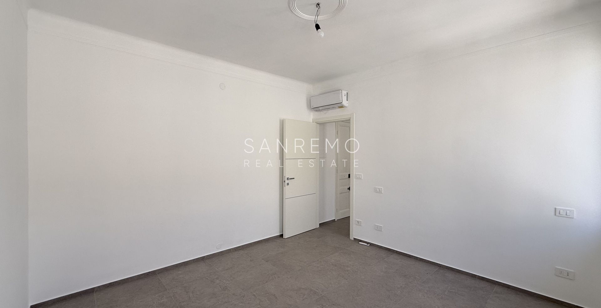 Fully renovated one-bedroom apartment just 50 metres from the sea.
