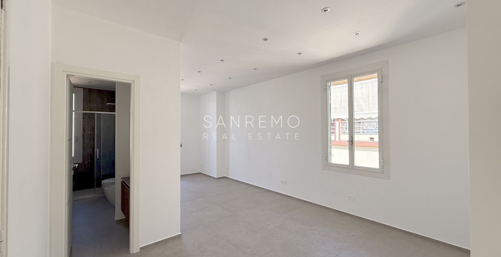 Fully renovated one-bedroom apartment just 50 metres from the sea.