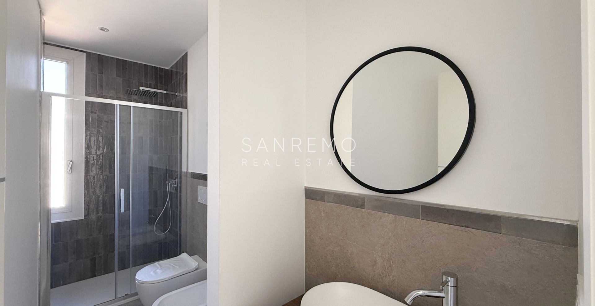 Fully renovated one-bedroom apartment just 50 metres from the sea.