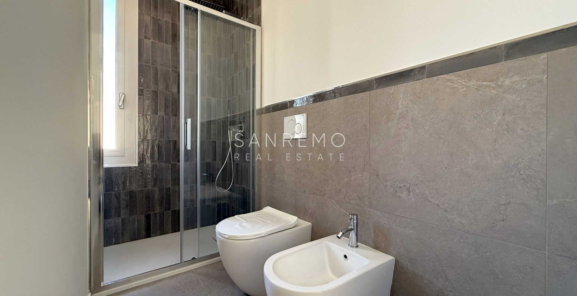 Fully renovated one-bedroom apartment just 50 metres from the sea.