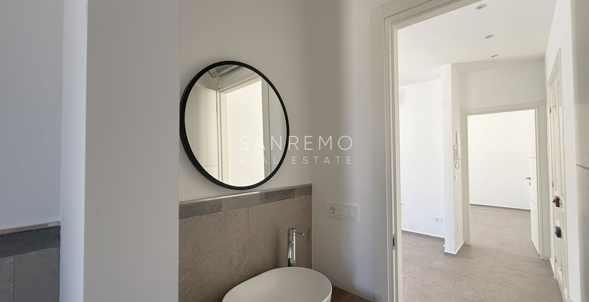 Fully renovated one-bedroom apartment just 50 metres from the sea.
