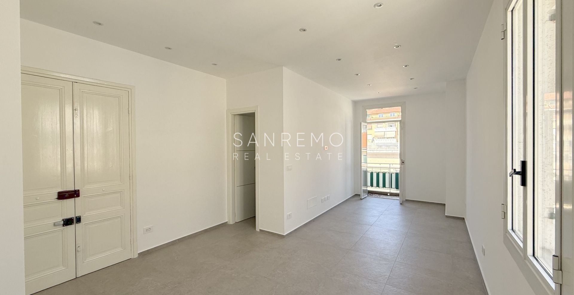 Fully renovated one-bedroom apartment just 50 metres from the sea.