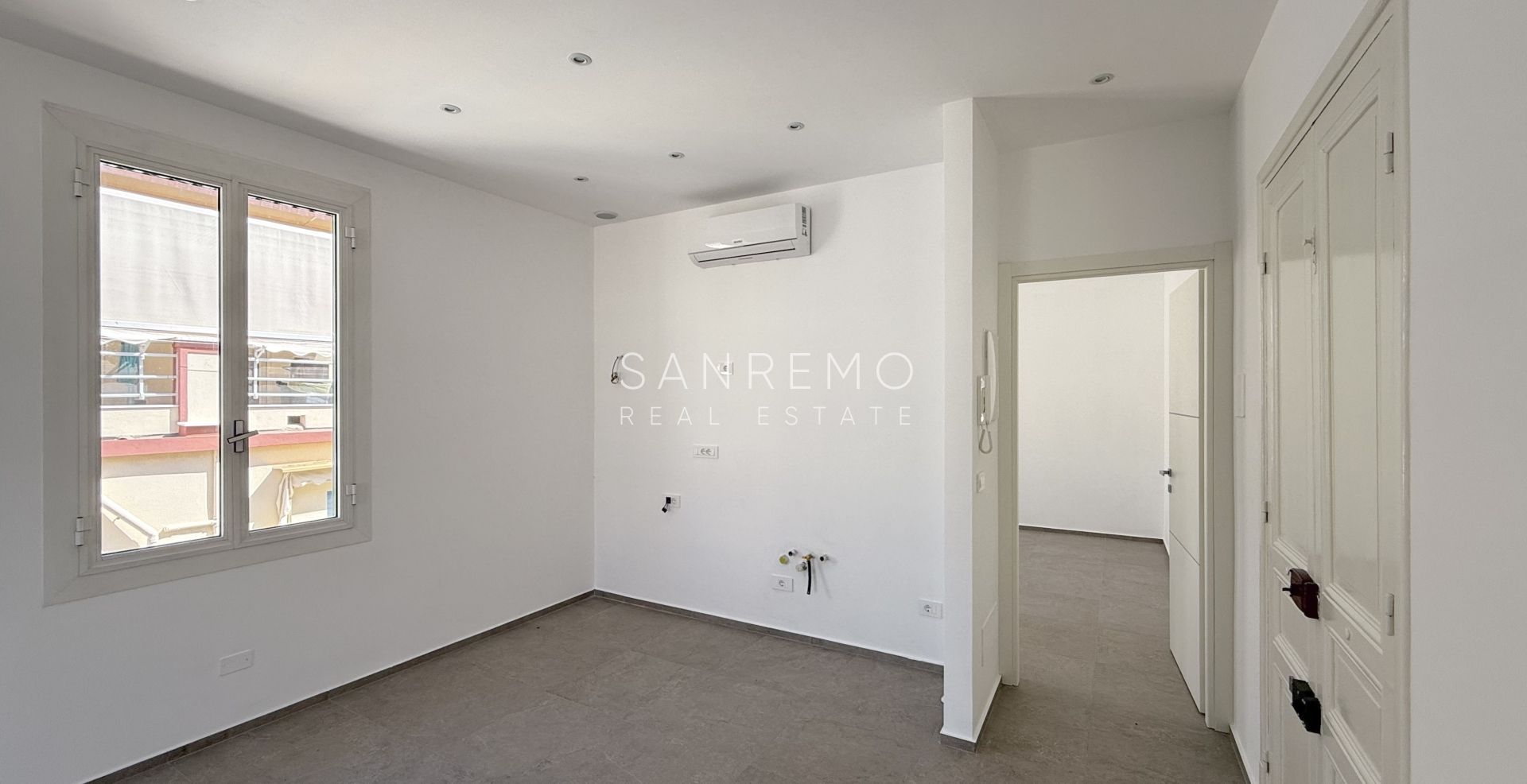 Fully renovated one-bedroom apartment just 50 metres from the sea.
