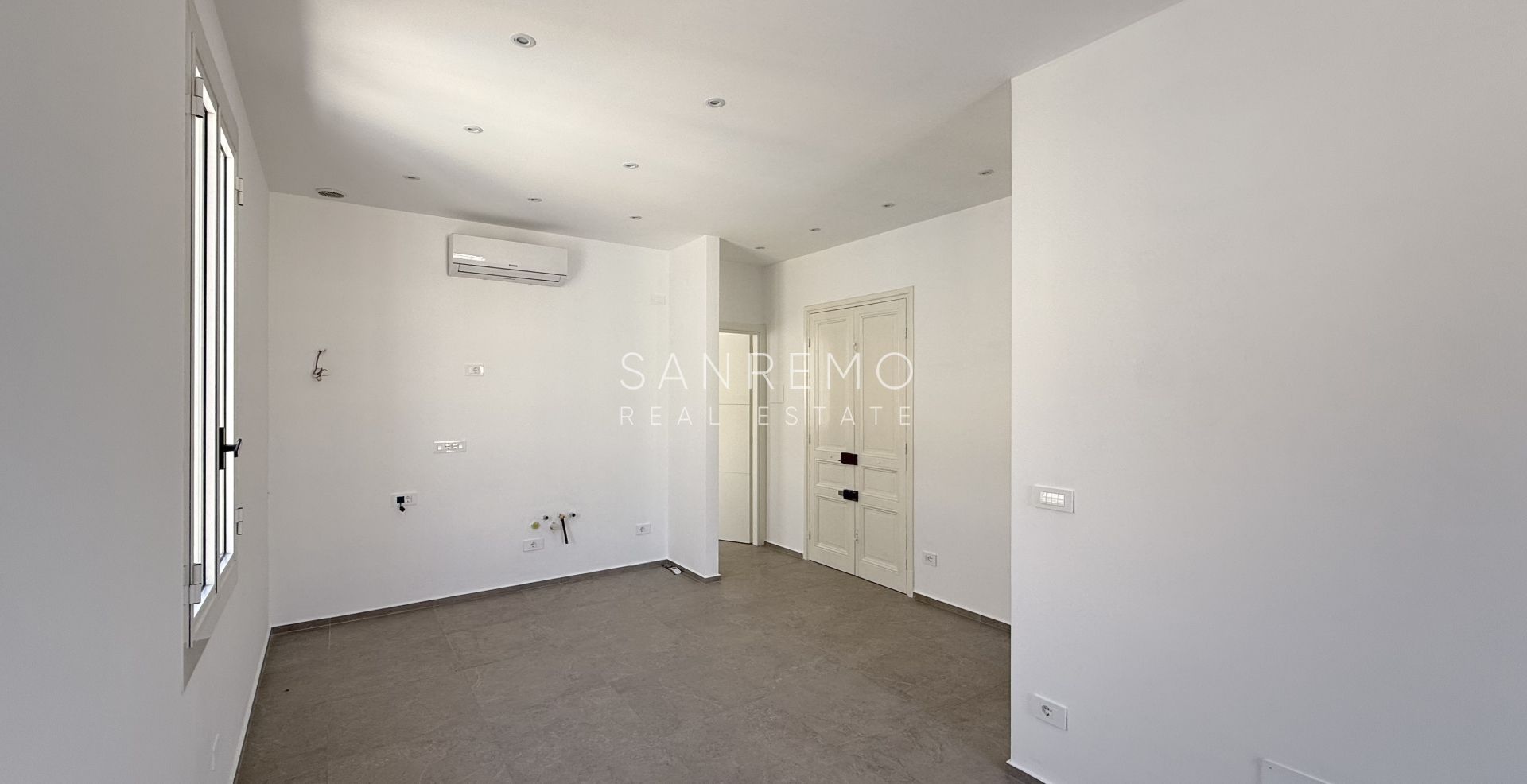 Fully renovated one-bedroom apartment just 50 metres from the sea.