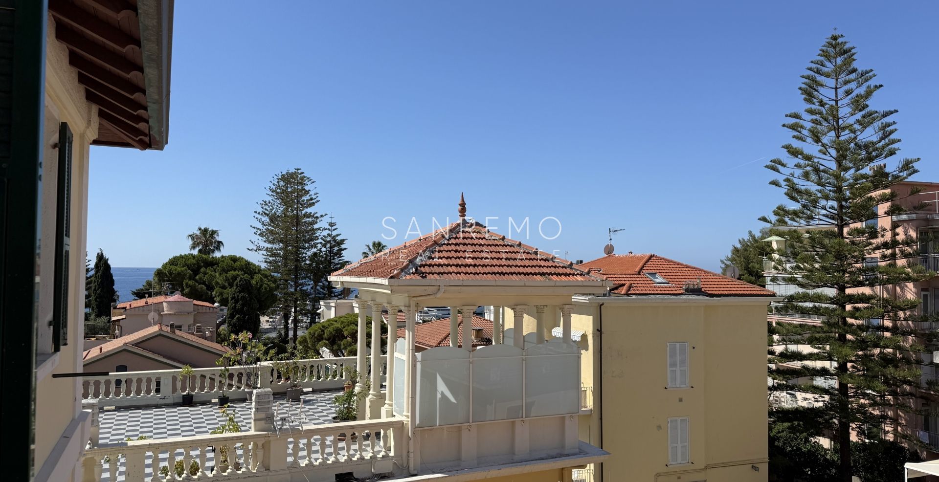 Fully renovated one-bedroom apartment just 50 metres from the sea.