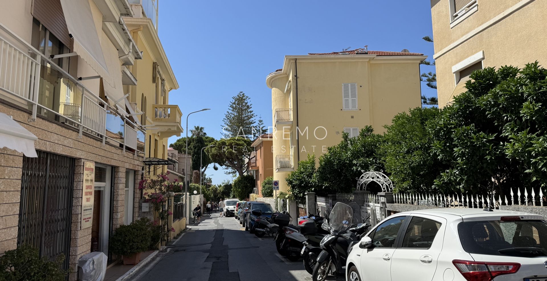 Fully renovated one-bedroom apartment just 50 metres from the sea.