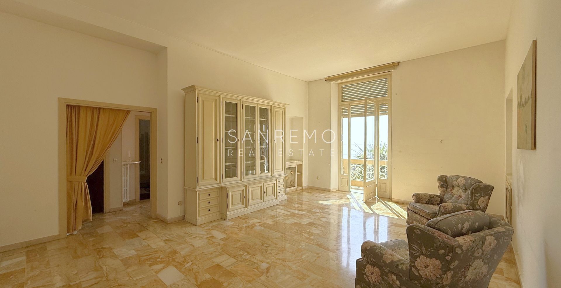 Prestigious apartment in a villa with stunning sea views