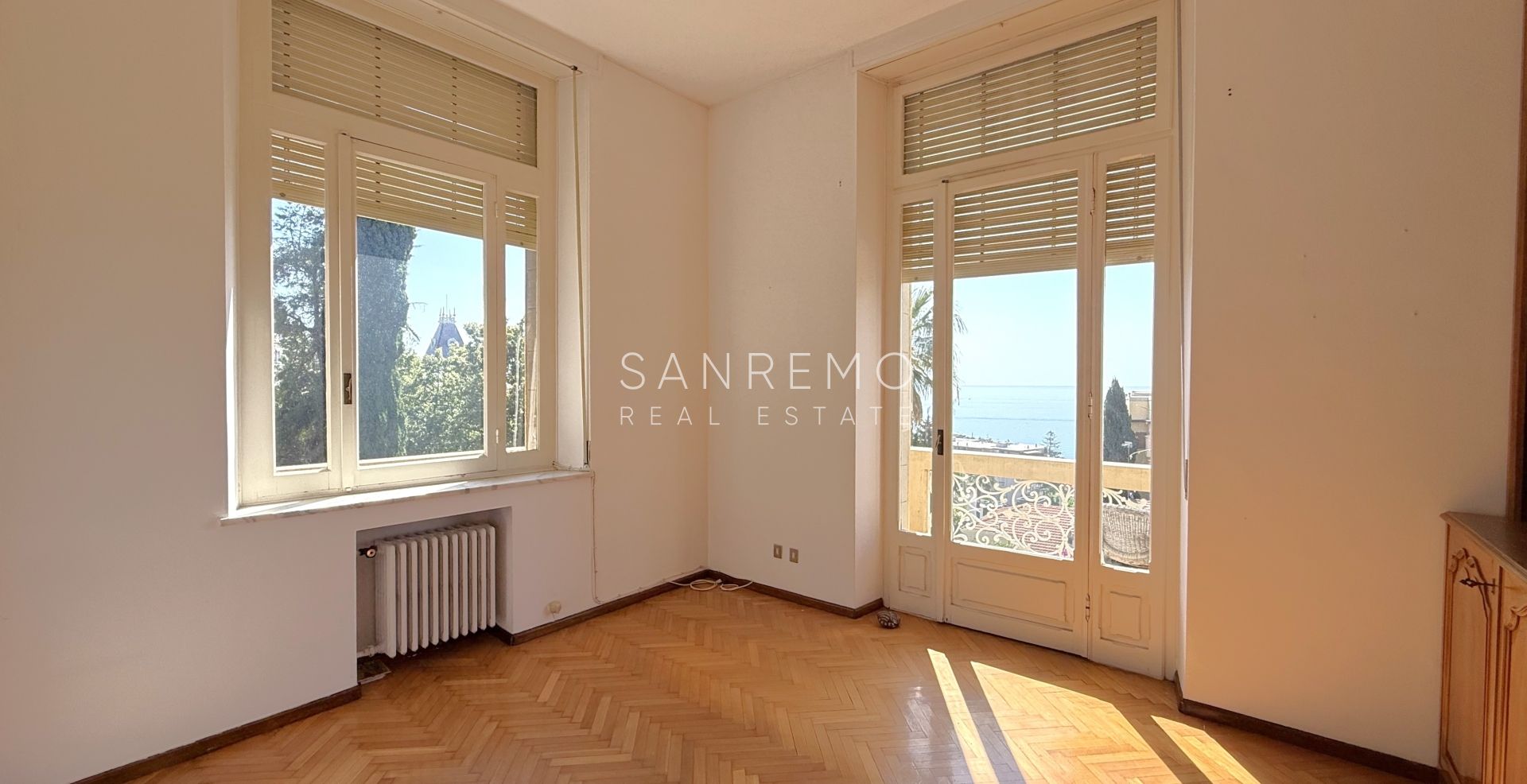 Prestigious apartment in a villa with stunning sea views