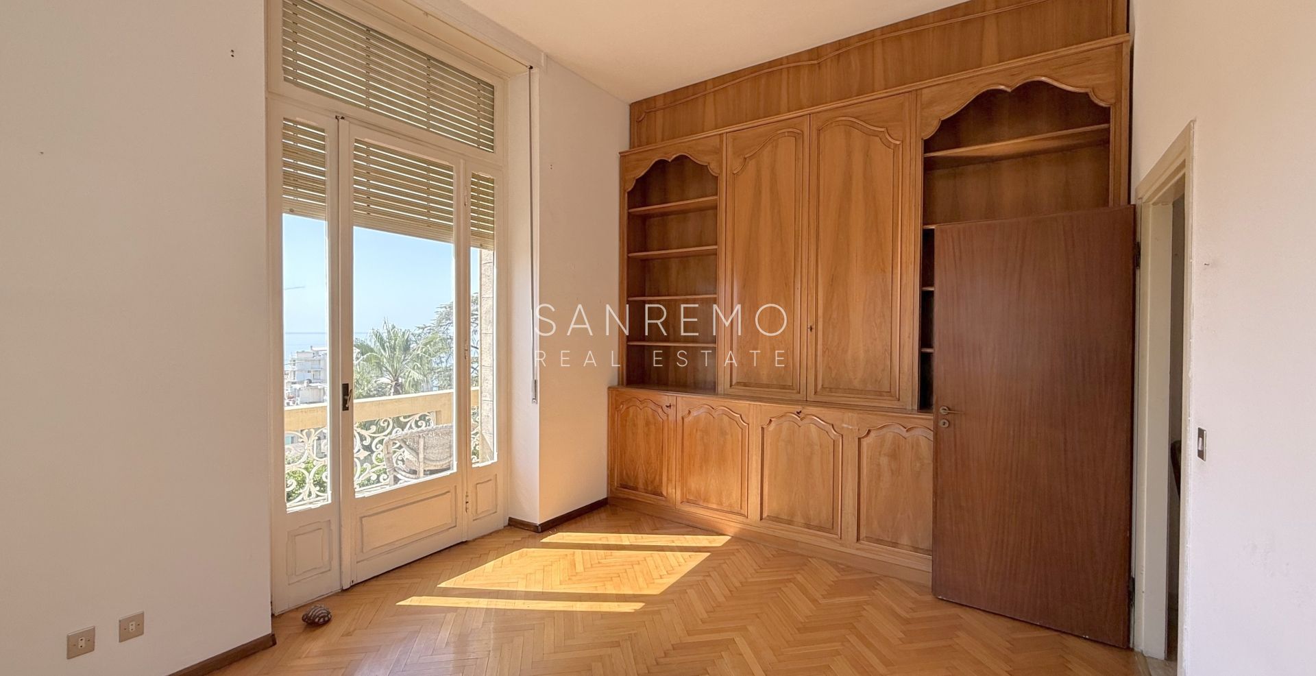 Prestigious apartment in a villa with stunning sea views