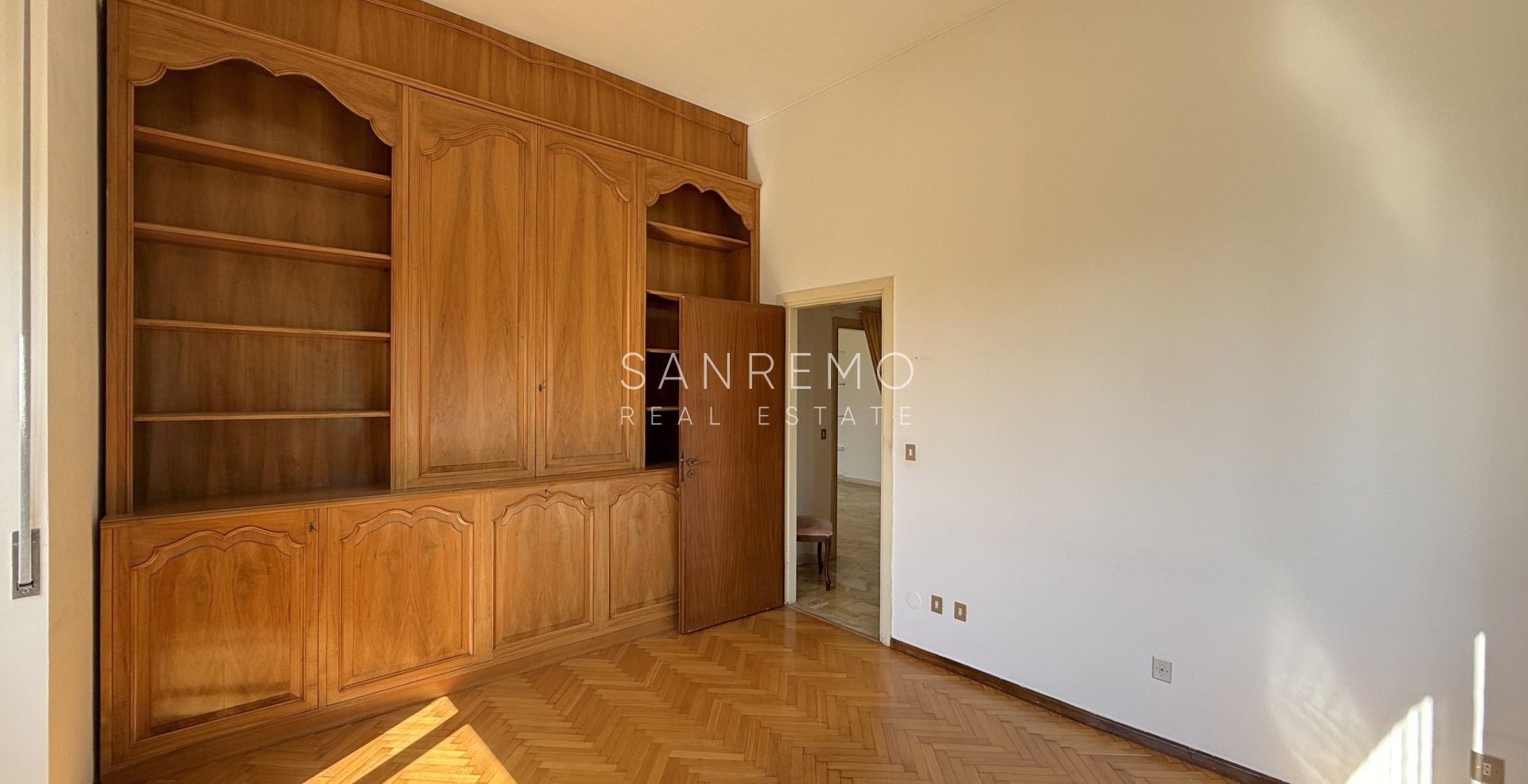 Prestigious apartment in a villa with stunning sea views