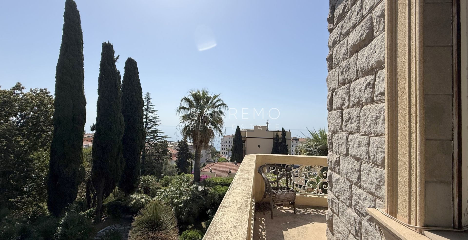 Prestigious apartment in a villa with stunning sea views