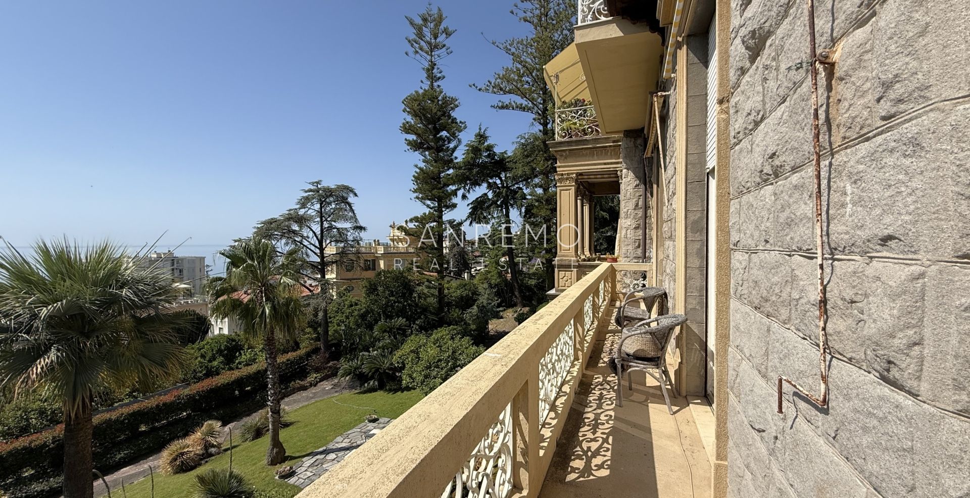 Prestigious apartment in a villa with stunning sea views